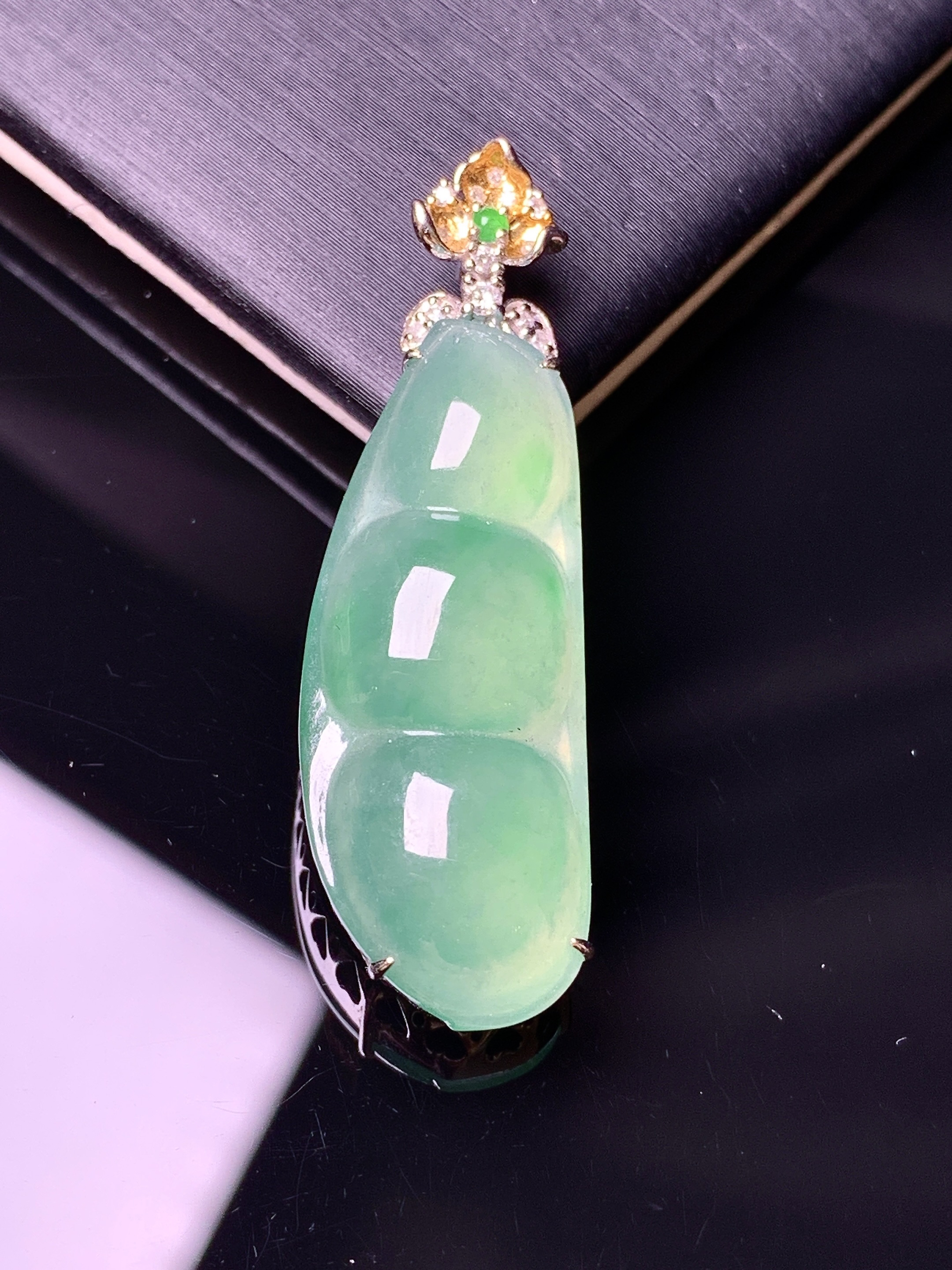 18k金钻镶嵌翠绿四季豆吊坠 玉质细腻 色泽艳丽 整体尺寸38.6*12*8yz