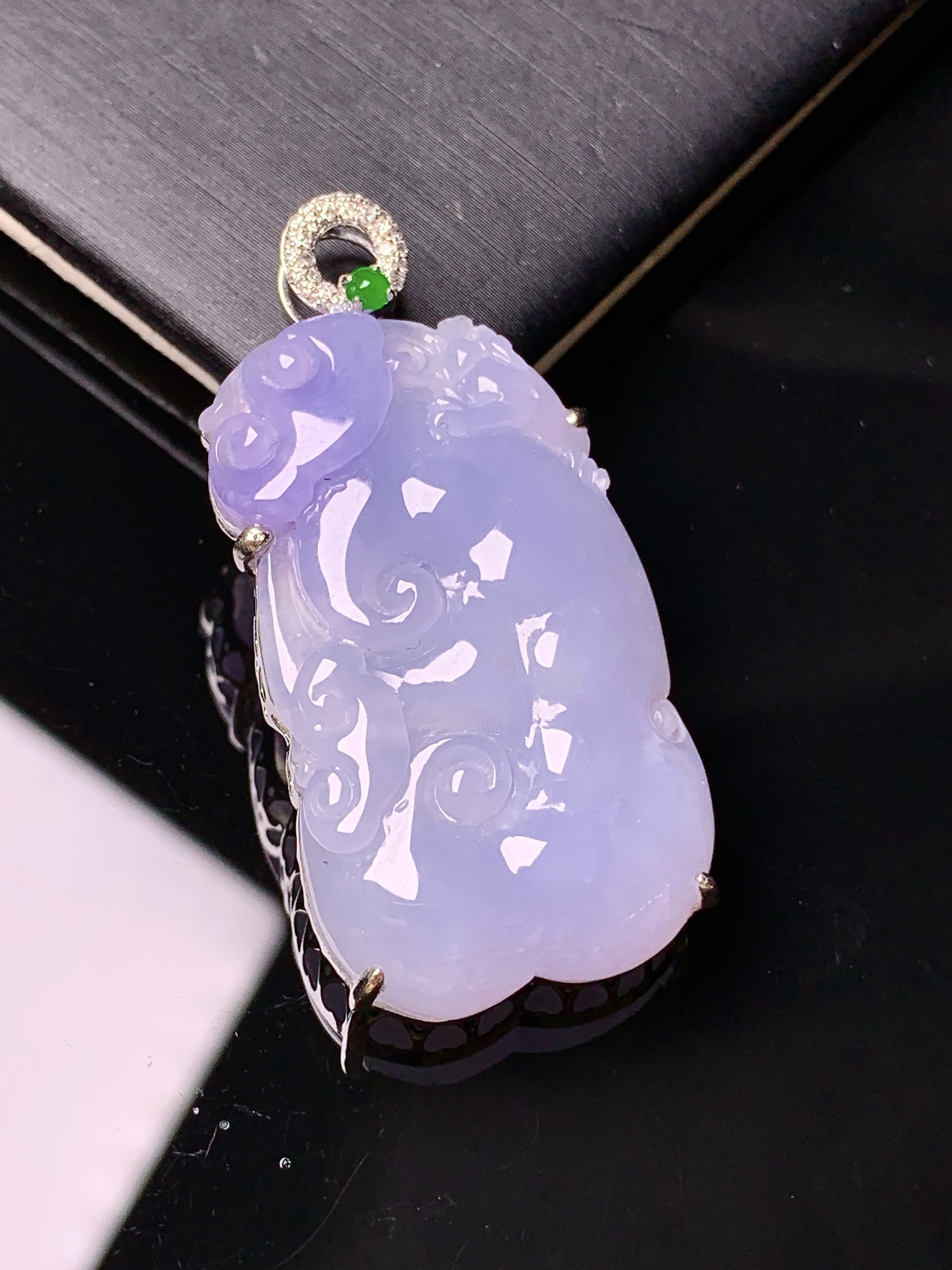 18k金钻镶嵌紫罗兰如意吊坠 玉质细腻 色泽艳丽清新 水润亮眼 整体尺寸41.3*19.8*7.3b