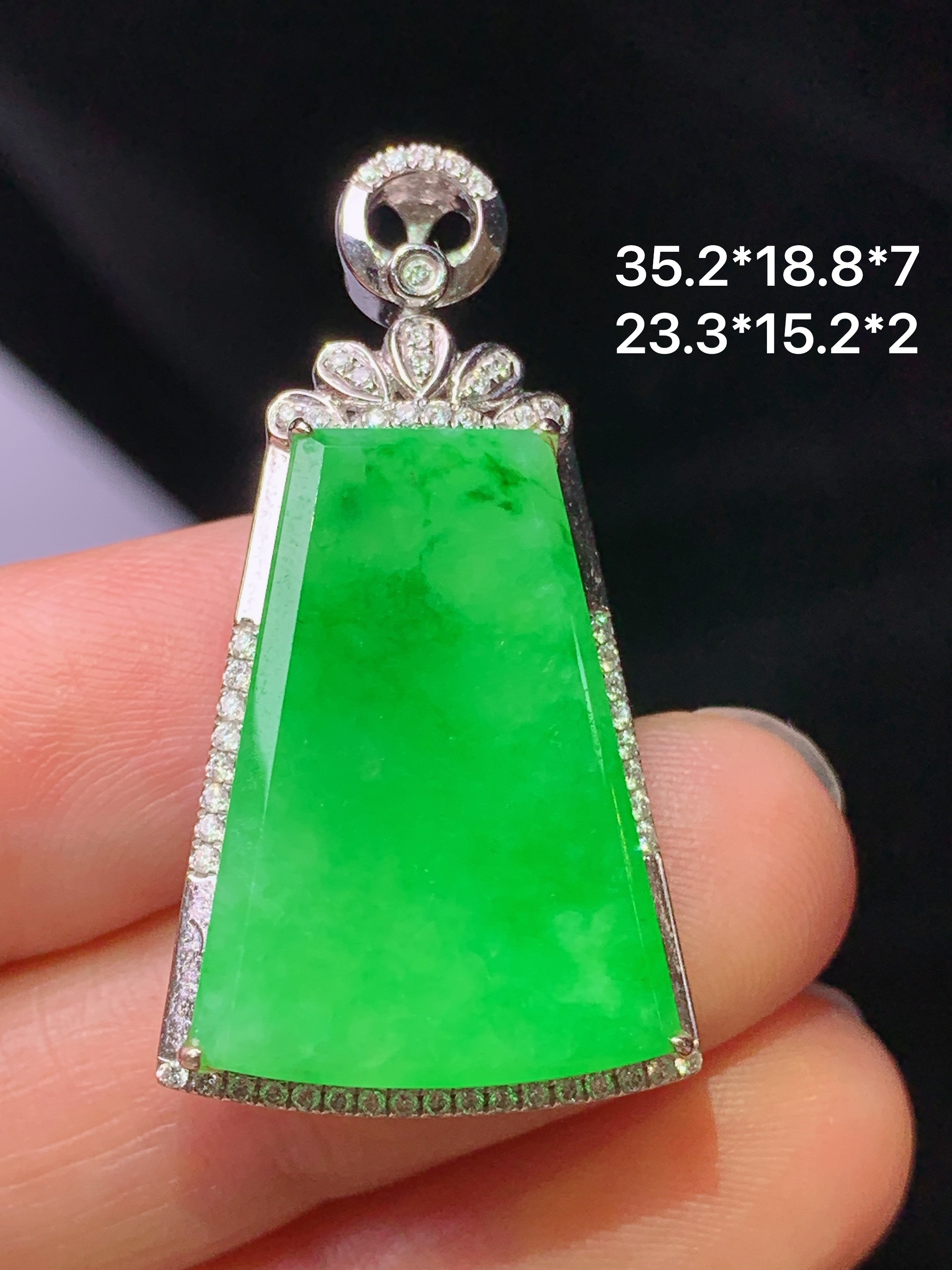 18k金钻镶嵌翠绿无事牌吊坠 玉质细腻 色泽艳丽清新 水润亮眼 整体尺寸35.2*18.8*7g1