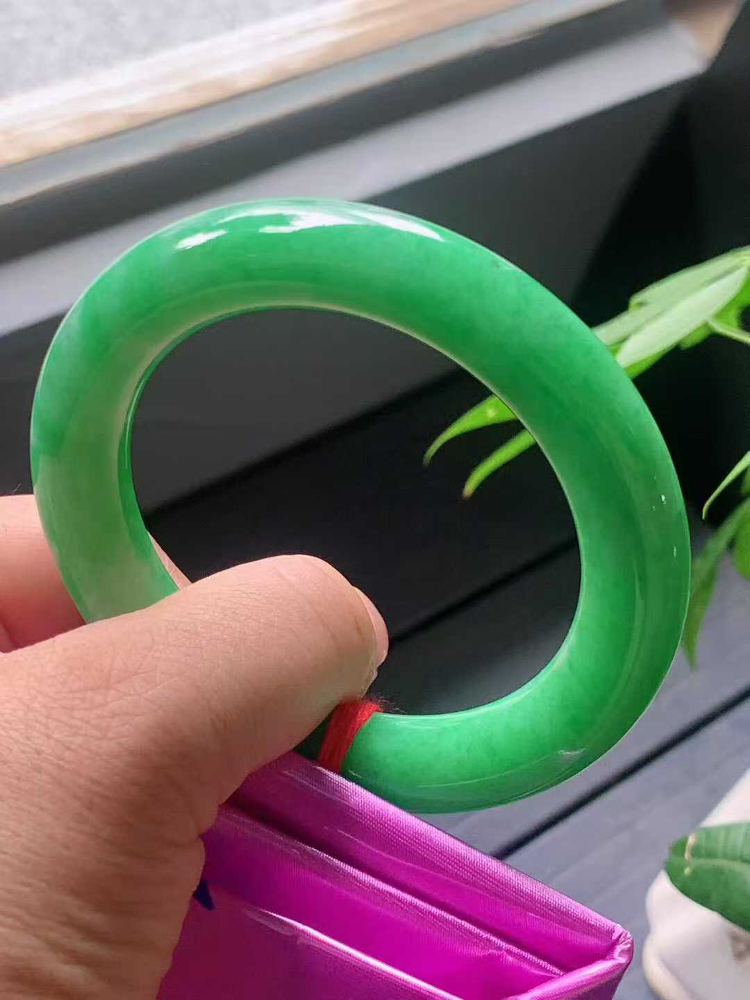 【翡翠名称】老种冰阳绿56.5圈口圆条手镯
【翡翠尺寸】56.5/11.5/11.4mm适合56.5-59正圈口佩戴
【翡翠描述】宝贝种老水足，玉质细腻，色泽靓丽，性价比高，佩戴效果好！
【其它赠送】权威证书/精美挂绳盒子/支持全国复检