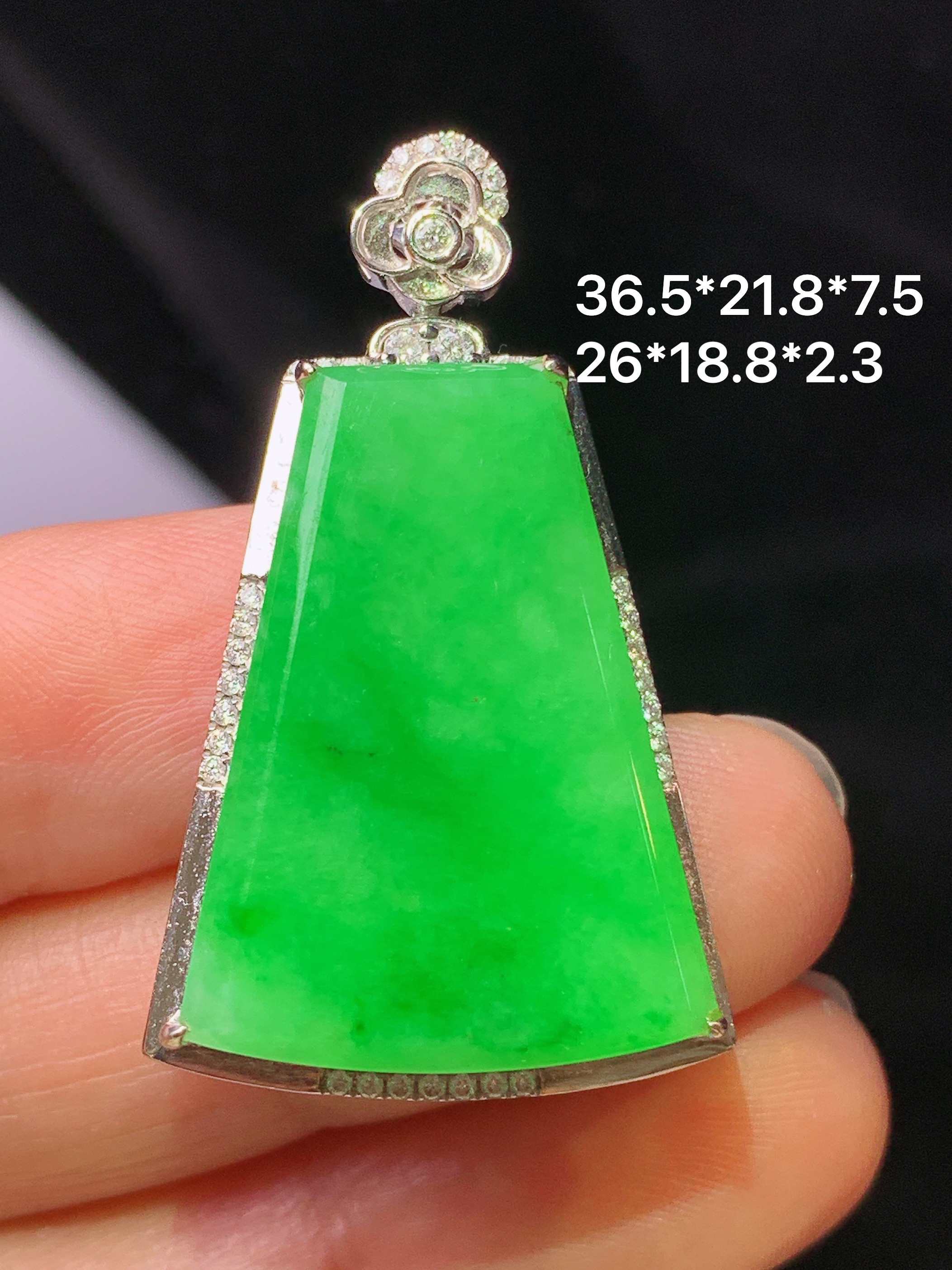 18k金钻镶嵌翠绿无事牌吊坠 玉质细腻 色泽艳丽清新 水润亮眼 整体尺寸36.5*21.8*7.5g1