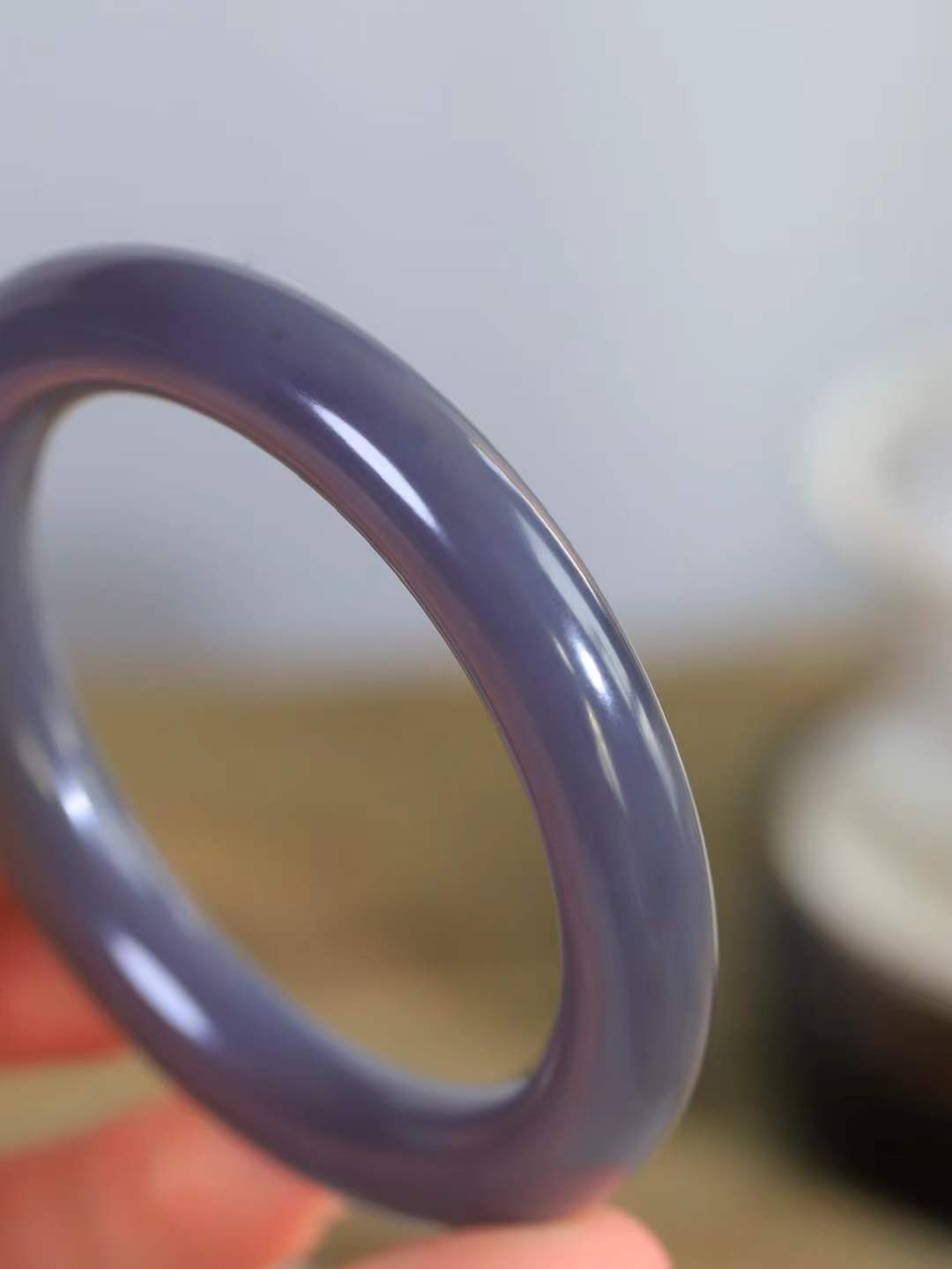 【玉佳人·手镯】

精品和田玉烟紫圆条手镯 ，玉质细腻油润，做工细致精美，端庄素雅，亭亭玉立，芊芊素手。芊芊素手，怎能忘镯？秀美圆条，更显婀娜。内径56mm 尺寸10.8-10.6mm重57克69381200T