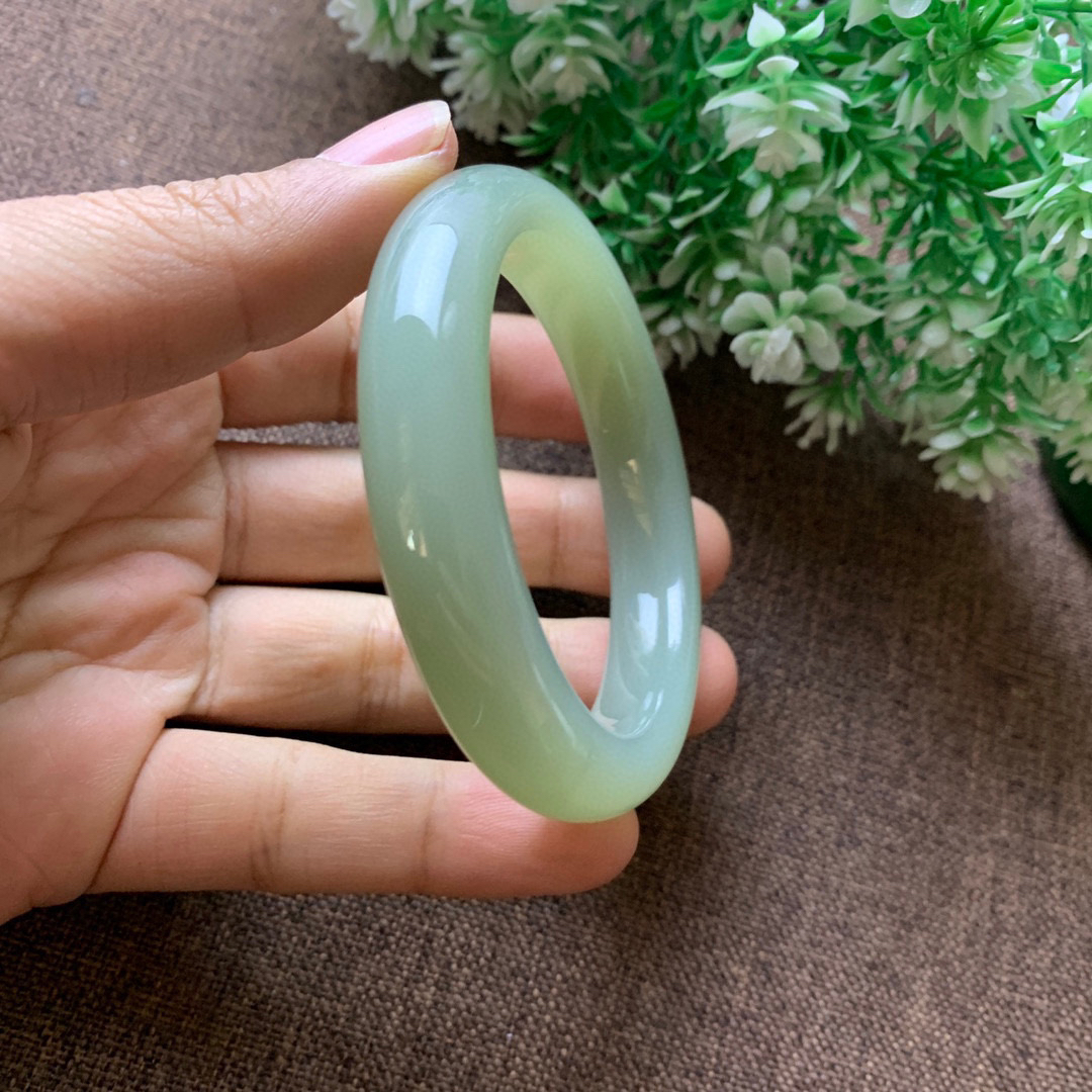 和田玉55圈口且末蓝手镯，玉质细腻油润 底色纯净 脂粉好，品质好