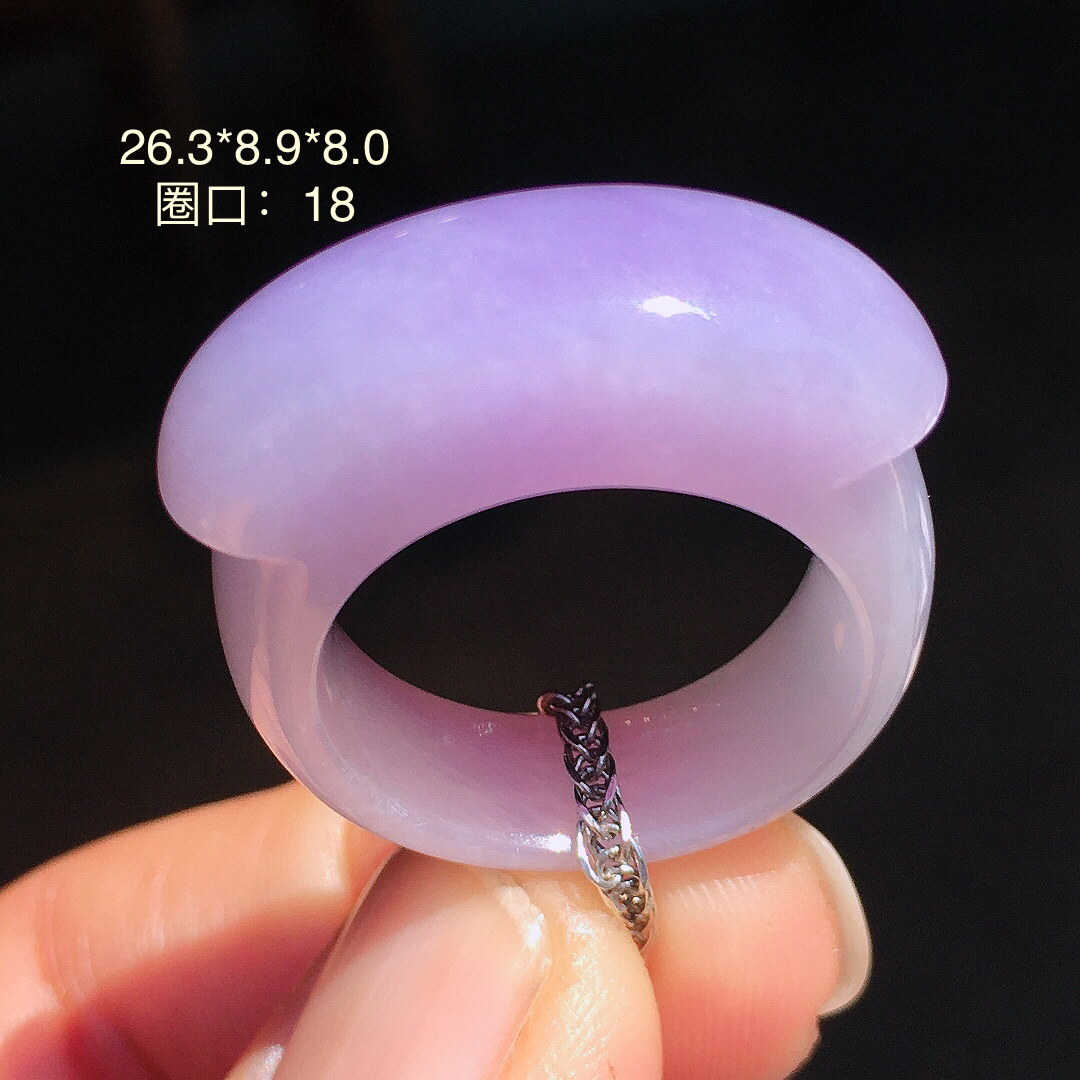 紫罗兰板指，色泽均匀艳丽，玉质细腻，荧光感超
强，饱满圆润，尽显优雅气质，