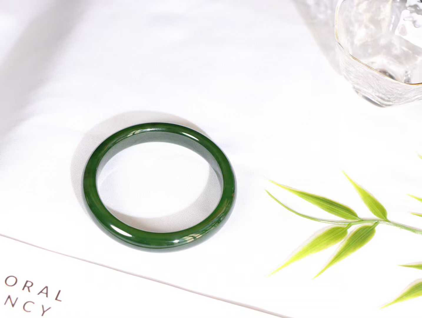 【碧色荡漾】

收藏级和田玉碧玉菠菜绿手镯，俄料七号矿 红皮老料，玉质温润细腻 油性十足，色泽