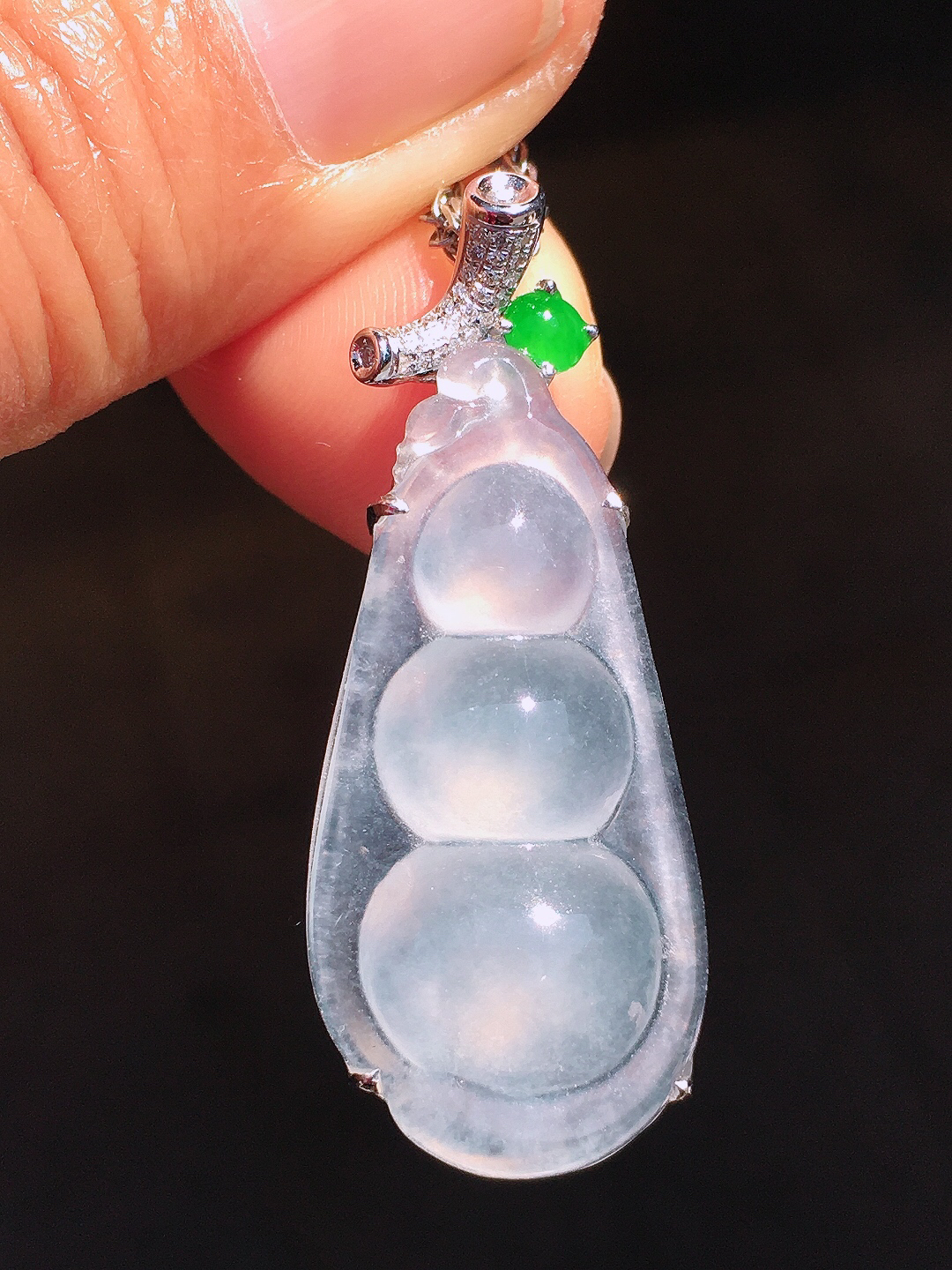 冰种福豆吊坠，玉质细腻，荧光感超
强，饱满圆润，尽显优雅气质，18k
金豪华镶嵌