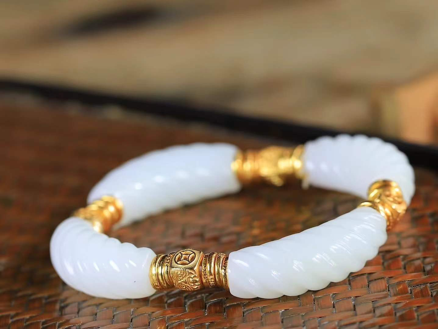 【925银.绞丝纹.手串】

精品和田玉白玉绞丝纹手串，手串以温润白玉雕琢绞丝纹理，如丝绦缠绕，寓意