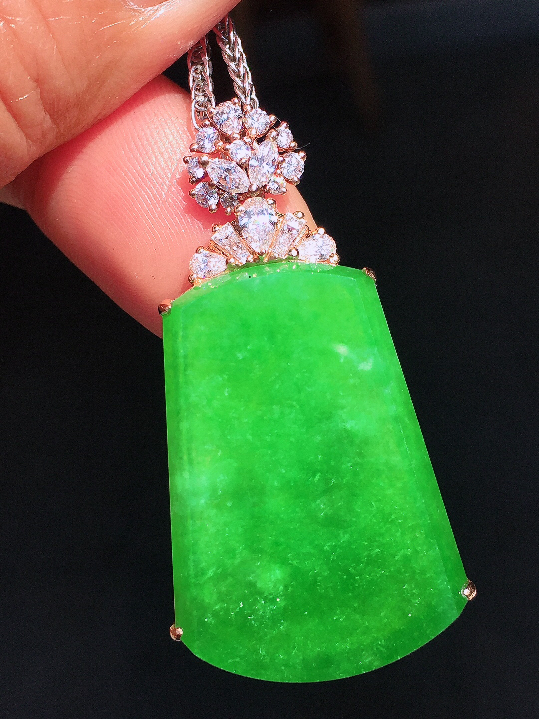 阳绿无事牌吊坠，色泽均匀艳丽，玉质细腻，荧光感超
强，饱满圆润，尽显优雅气质，18k
金豪华镶嵌