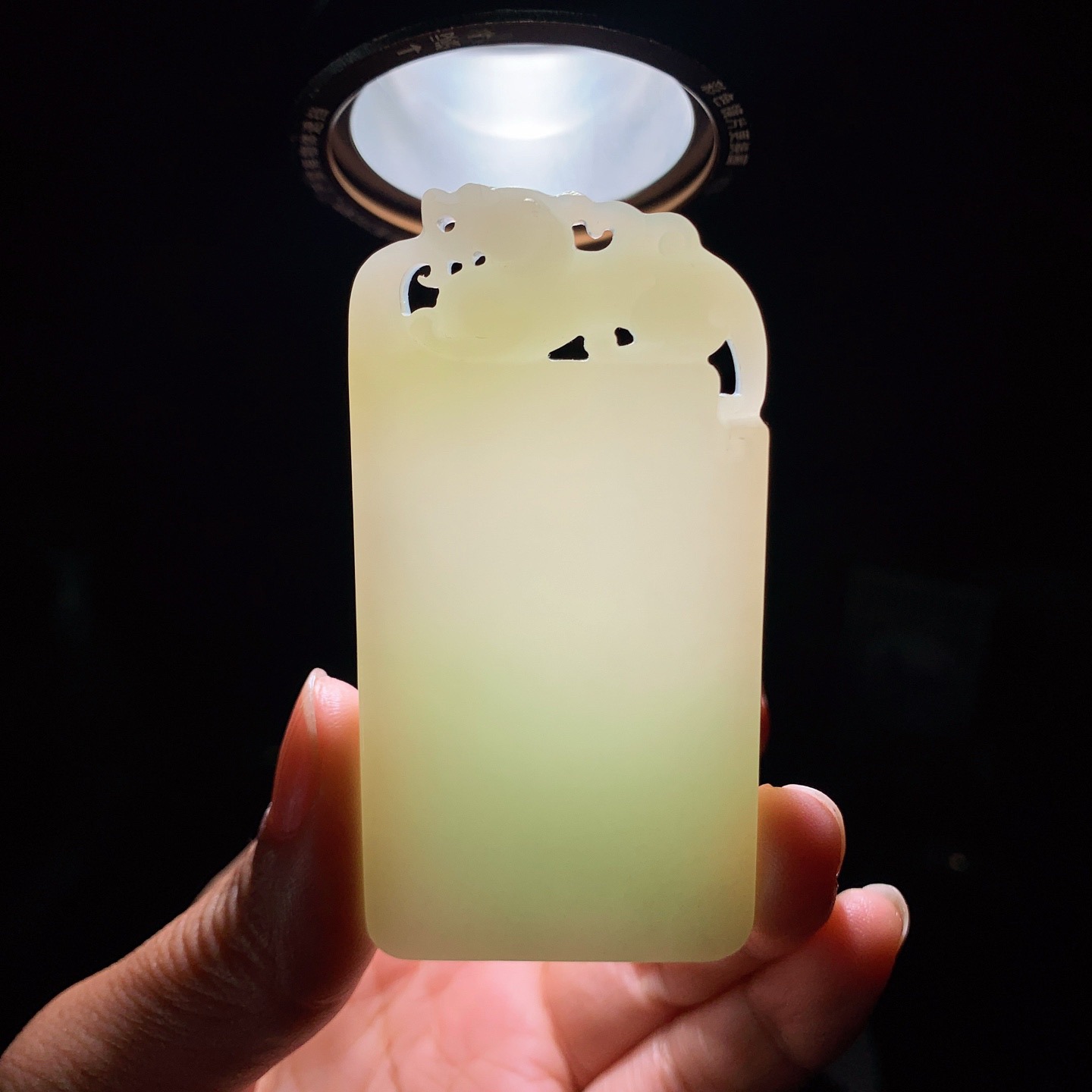 和田玉带翠仿古龙挂件。尺寸74/38/10重73.8克 玉质细腻油润 底色纯净 脂粉好，品质好。lt260310