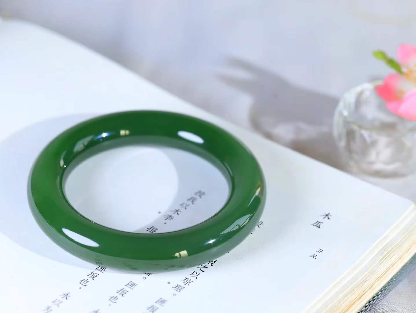 【悠悠芳华.镯】

收藏传家级臻品️和田玉碧玉圆条手镯 玉质温润 青葱岁月，尽收腕中，婉转流畅，