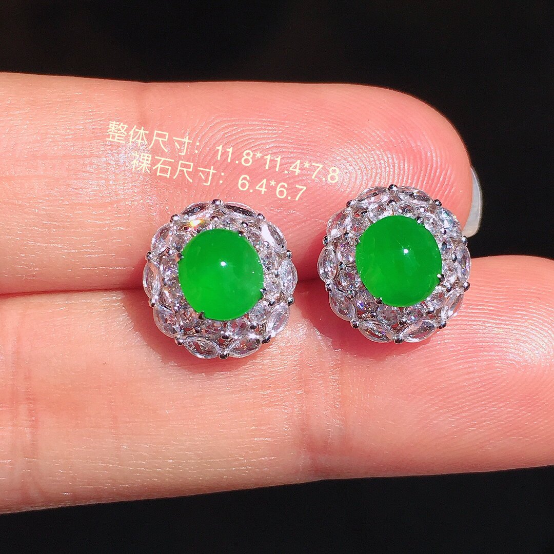 阳绿蛋面耳钉，色泽均匀艳丽，玉质细腻，荧光感超
强，饱满圆润，尽显优雅气质，18k
金豪华镶嵌