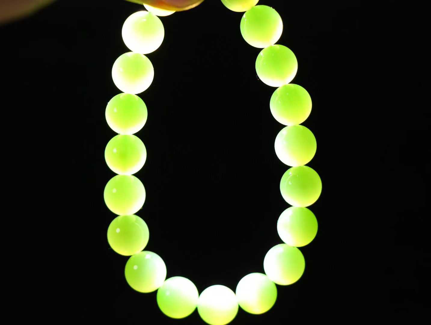 【腕间风华】

精品️和田玉碧玉猫眼圆珠手串，天然纯净，玉质细腻，圆润如珠，佩戴于腕间，尽显高贵气质。无论是日常搭配还是重要场合，都是您优雅风范的点睛之笔。

重33克  尺寸取一10mm 25821211107O