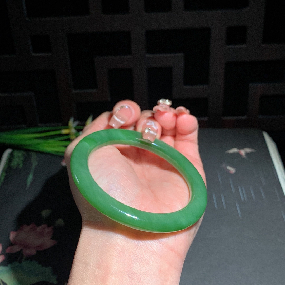 和田玉碧玉55.9圈口阳绿色猫眼圆条碧玉手镯！玉质细腻油润 底色纯净 无裂无杂 脂粉好，品质高。