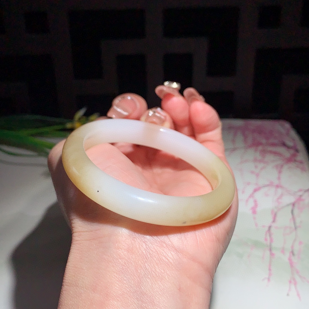 和田玉54圈口且末糖手镯！玉质细腻油润 底色纯净 无裂无棉 脂粉好，品质高。