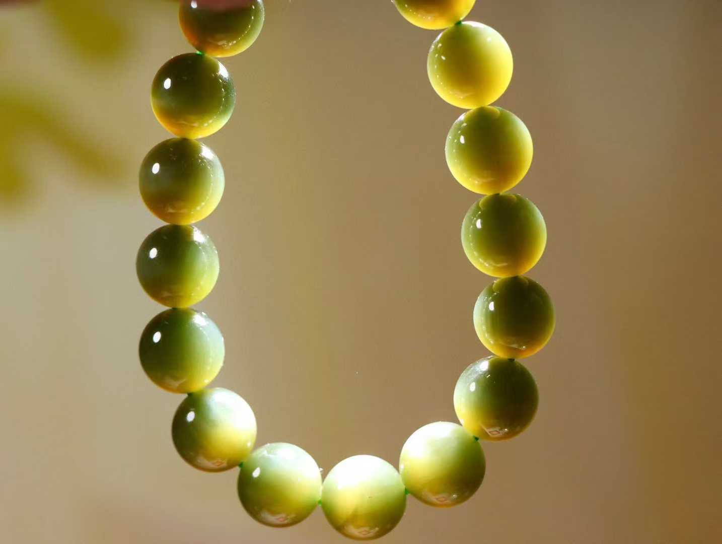 【碧波涟漪】

品质第一 信誉至上️和田玉碧玉猫眼手串 质地温润灵动 猫眼儿般的光中，有波光潋滟，也有梦幻清韵。行走于市井的喧嚣，相顾不言，便得清欢。

重44.5克 尺寸12mm 36823212113O