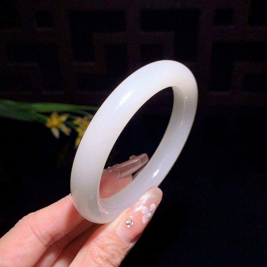 和田玉59.5圈口羊脂白手镯！玉质细腻油润 底色纯净 无裂无杂 脂粉好，品质好！