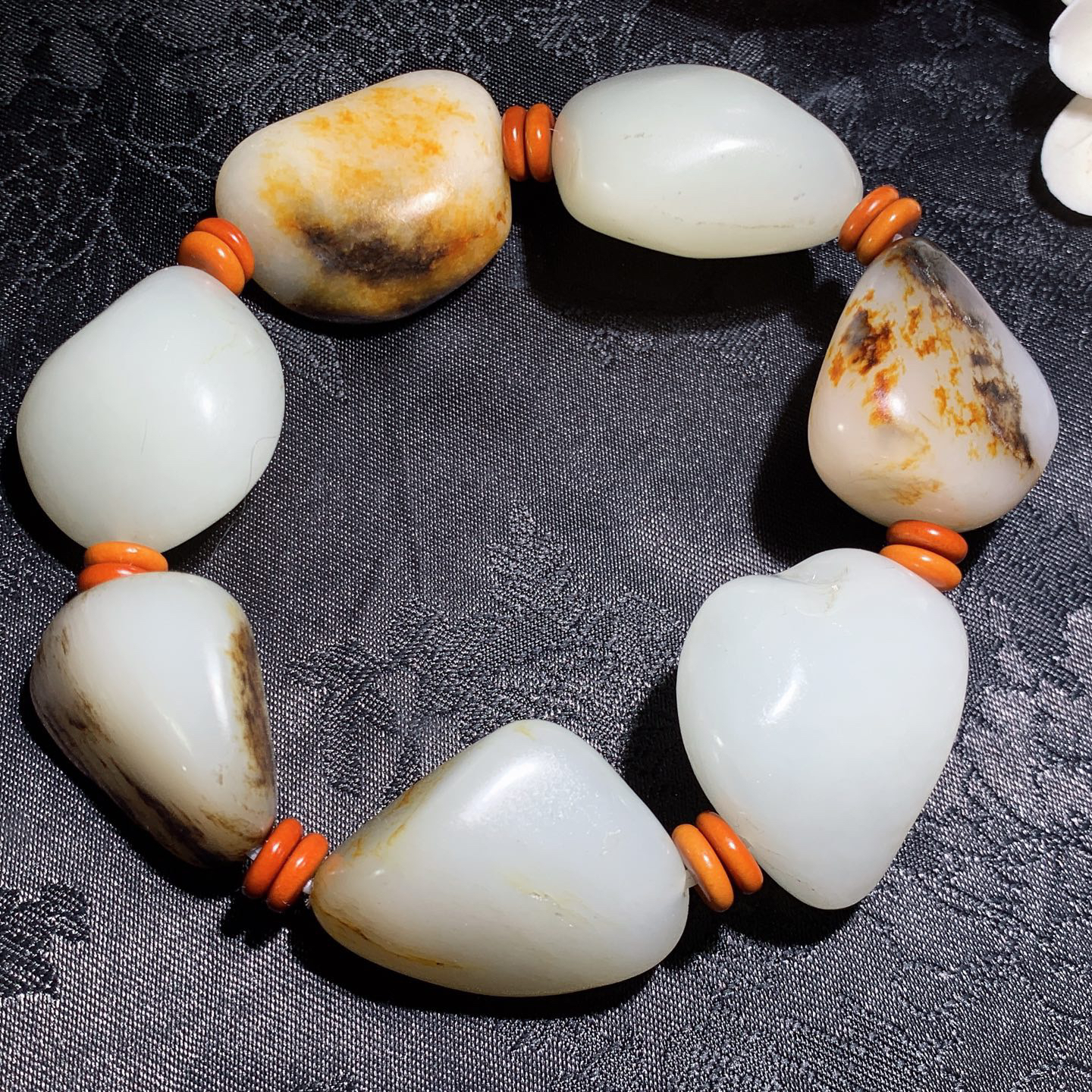 新疆和田玉白玉籽料手串 单颗尺寸32/26/18重146.8克。玉质细腻油润。手推出油。品相大气 lt260313