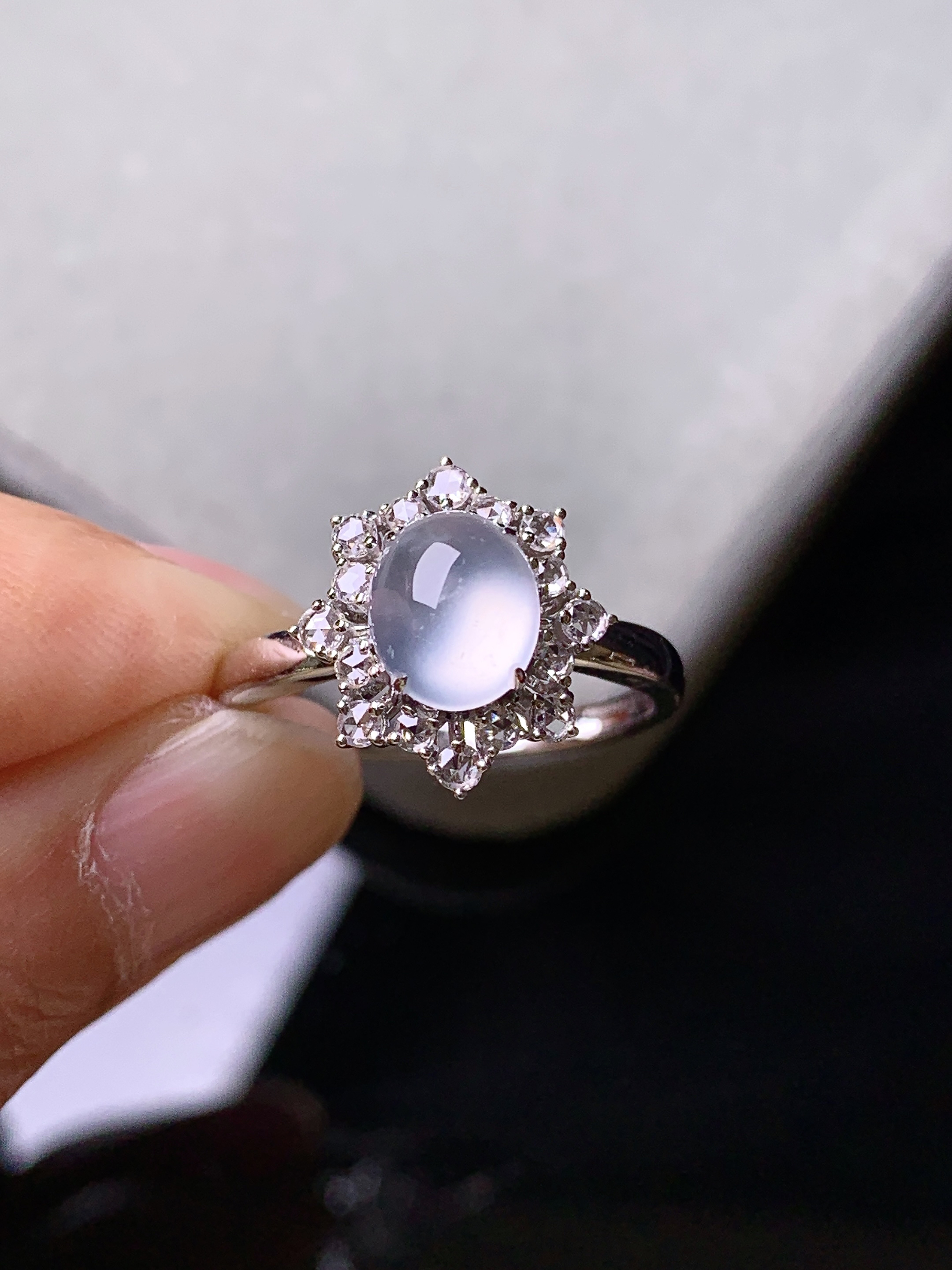 18k金钻镶嵌冰种蛋面戒指 玉质细腻 色泽艳丽清新 水润亮眼 圈口14 整体尺寸13*12.2*7.