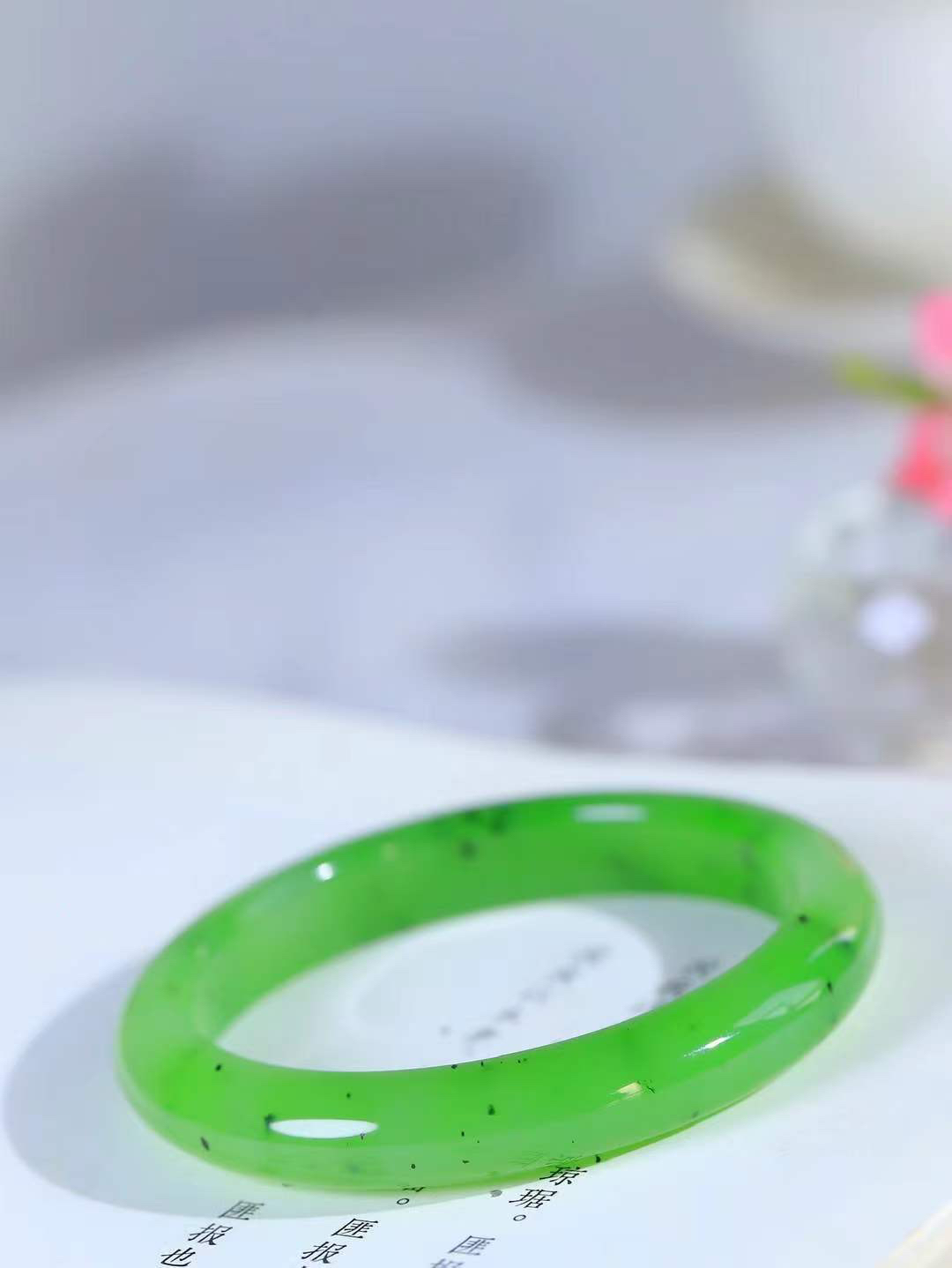 【碧波流转·手镯】

收藏级臻品️和田玉碧玉手镯，玉质细腻温润，手感舒适，️线条流畅，简约大气，美自天成，佩戴于腕间，婉约之美，举手投足间透出那份低调奢华，醉人心扉。
重34.2克 内径圈口52.5mm  尺寸9.7-7.3mm  FDT-11301233