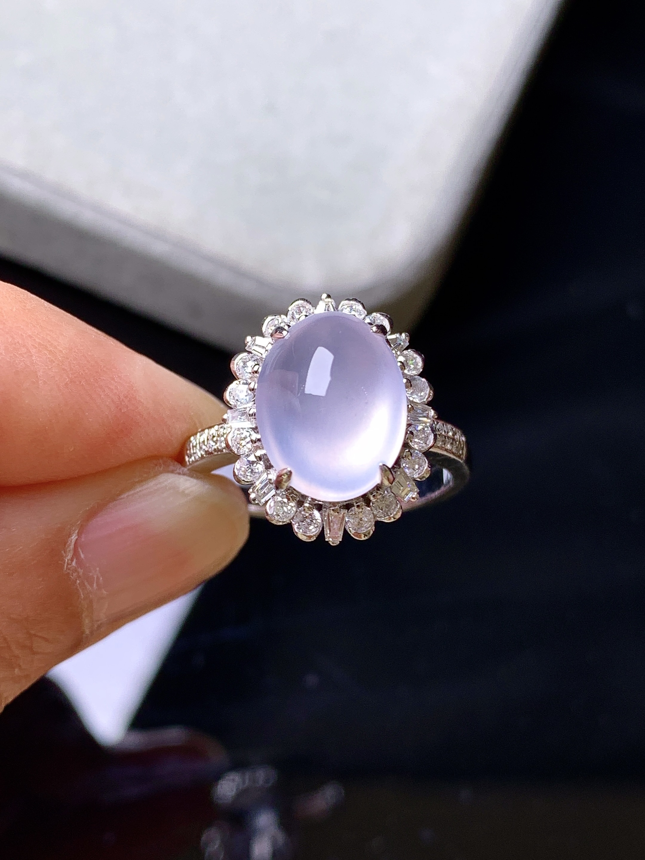 18k金钻镶嵌冰种蛋面戒指 玉质细腻 色泽艳丽清新 水润亮眼 圈口14.5 整体尺寸15.7*12.8*10.5m3