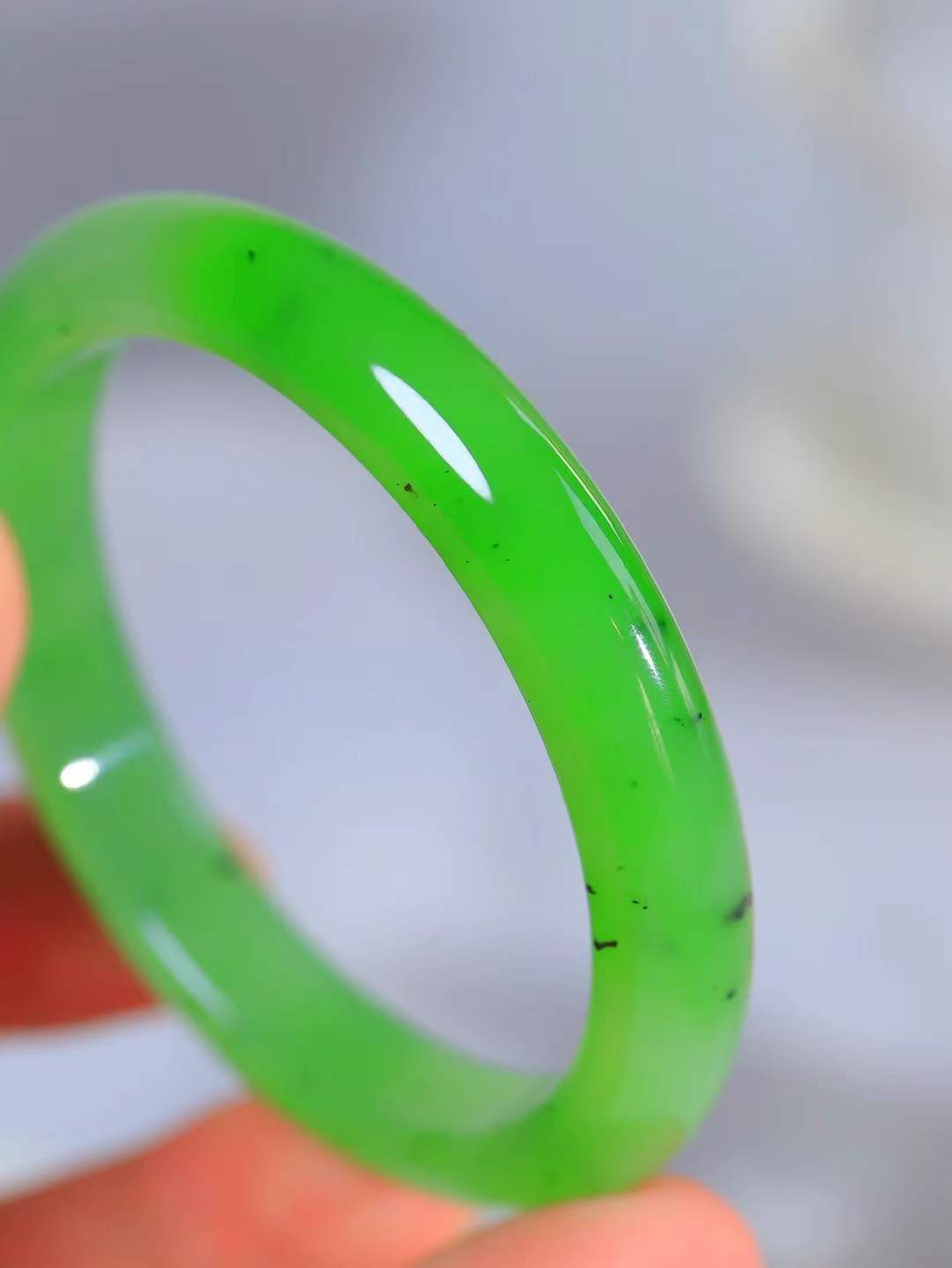 【碧波流转·手镯】

收藏级臻品️和田玉碧玉手镯，玉质细腻温润，手感舒适，️线条流畅，简约大气，美自天成，佩戴于腕间，婉约之美，举手投足间透出那份低调奢华，醉人心扉。
重34.2克 内径圈口52.5mm  尺寸9.7-7.3mm  FDT-11301233