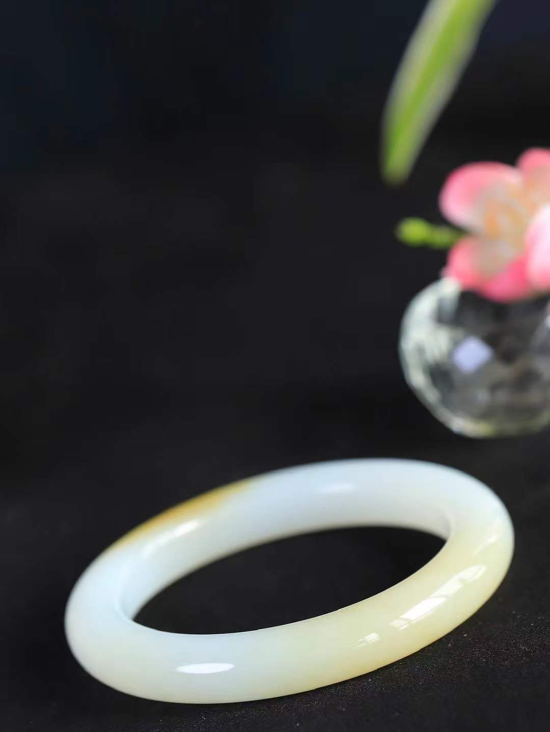 【花样年华·手镯】

精品和田玉糖白玉手镯，质地油润细腻，色泽高贵典雅，镯型古朴典雅。在诗情画意的