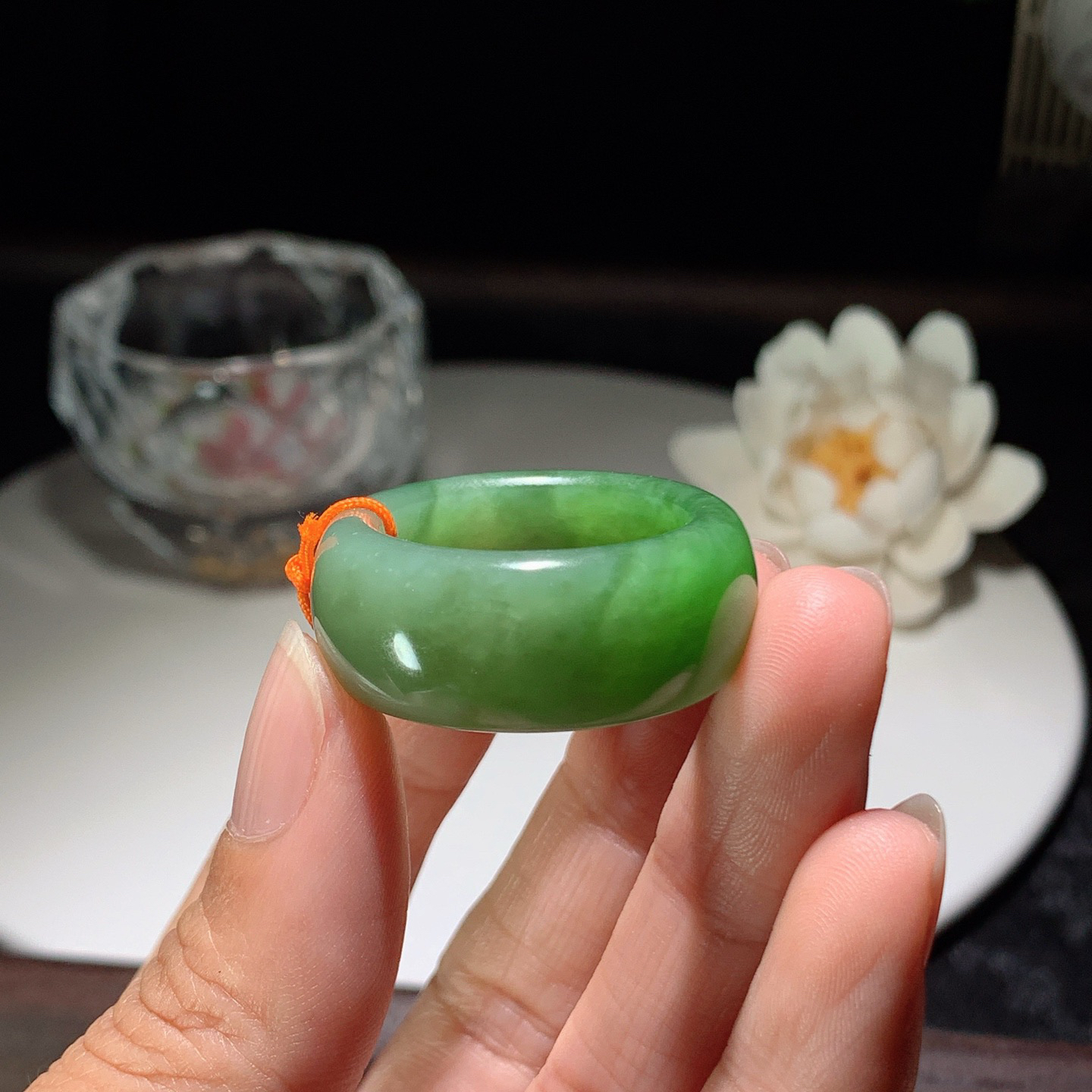 和田玉阳绿俄罗斯碧玉扳指挂件。内径23尺寸12/5重13.5克。玉质细腻油润。手推出油。佩戴高端典雅。lt260310