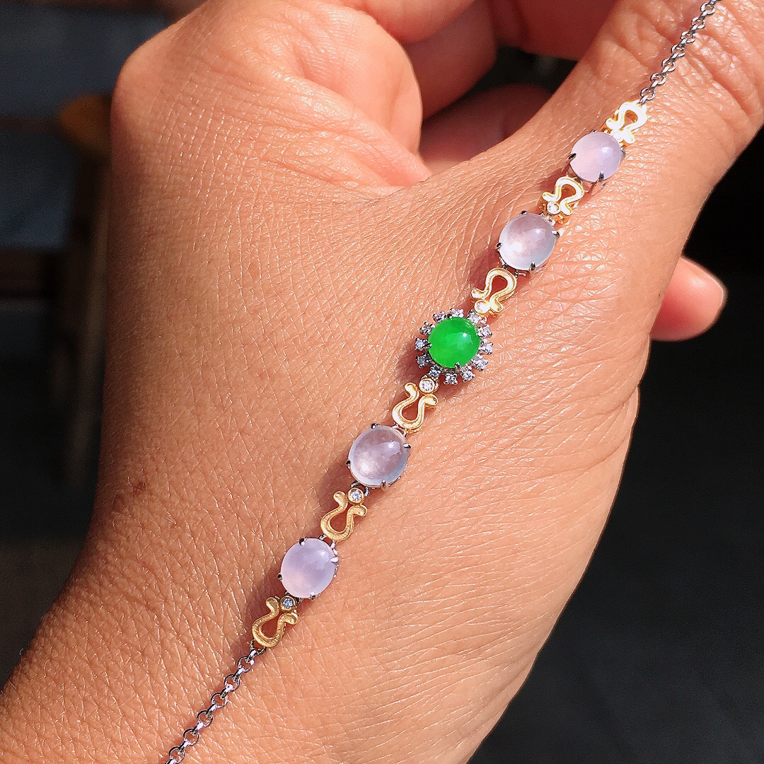 （冰+绿）二合一手链，色泽均匀艳丽，玉质细腻，荧光感超
强，饱满圆润，尽显优雅气质，18k
金豪华镶嵌