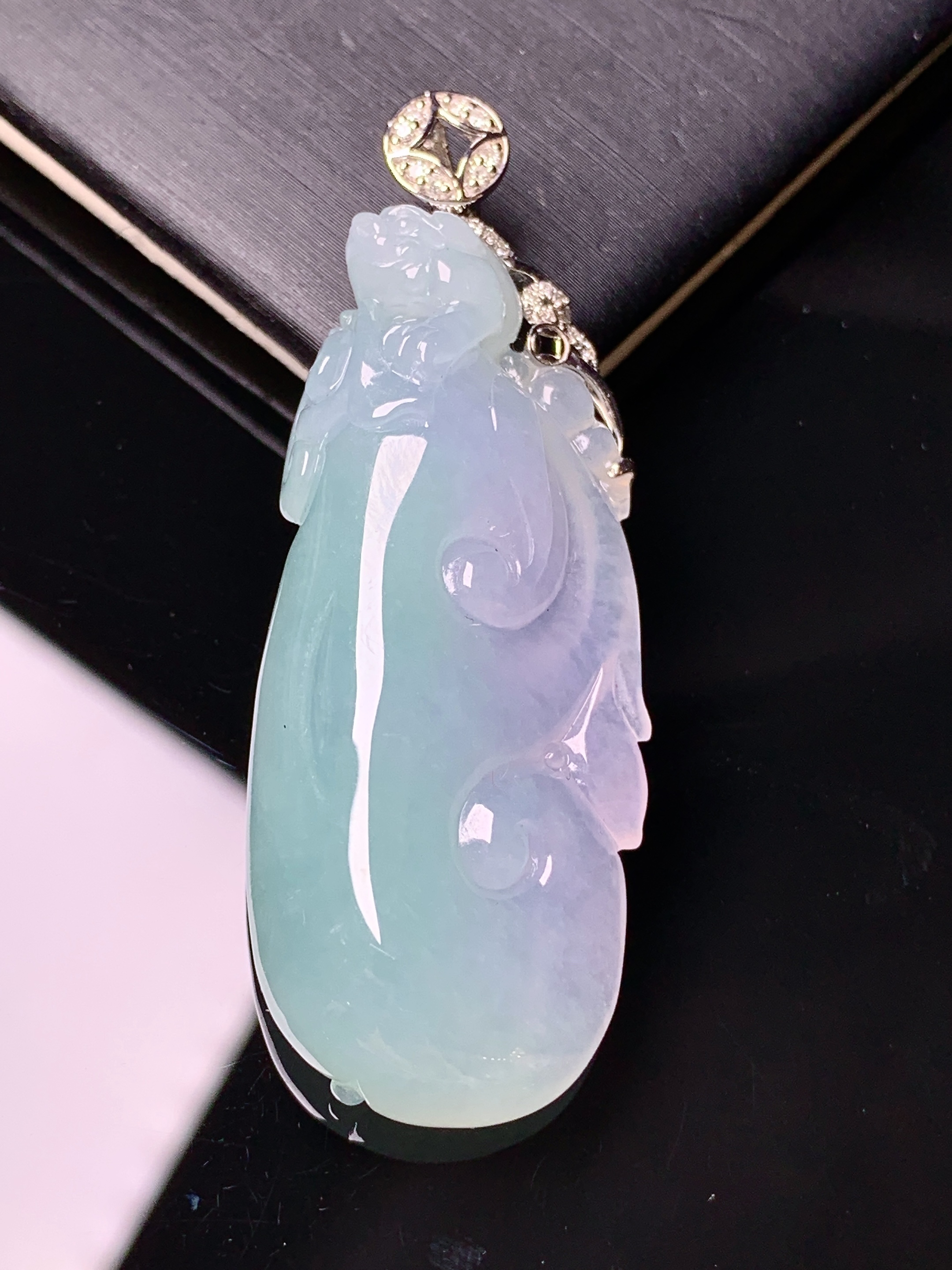 18k金钻镶嵌飘绿如意吊坠 玉质细腻 色泽艳丽清新 水润亮眼 整体尺寸51.5*19.2*9b1