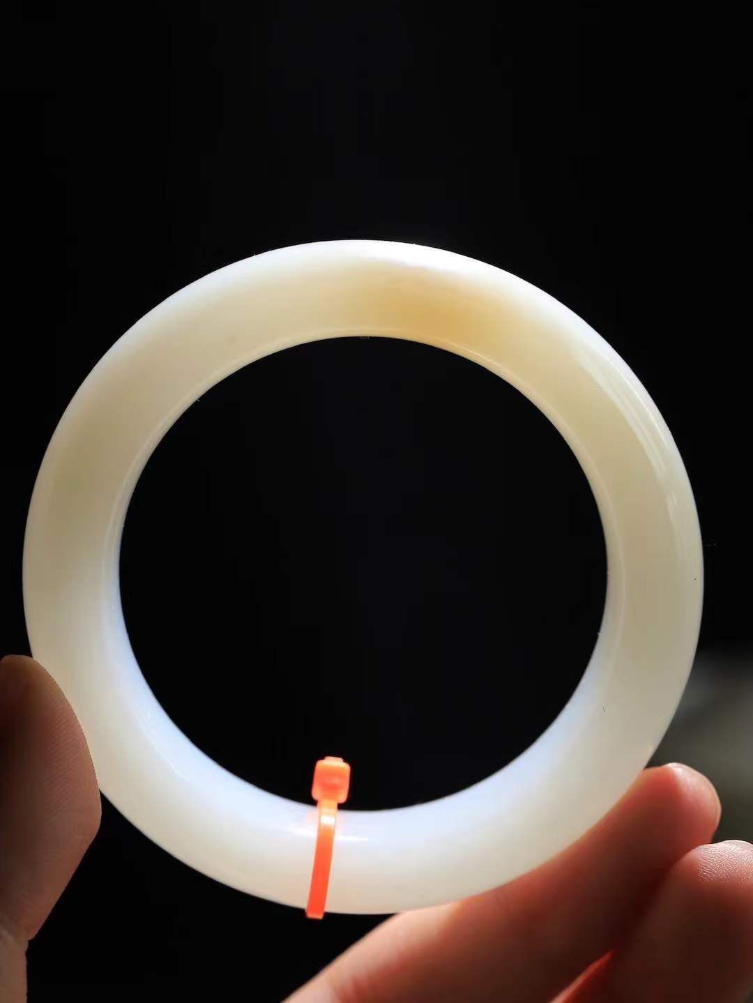 【婉约佳人.镯】

精品和田玉白玉手镯，玉质细腻，触感温润，佩戴它，感受玉石的温度与自然的灵性，让每一天都充满诗意与美好。重96克  尺寸55-17.6-10.7mm  11351333T