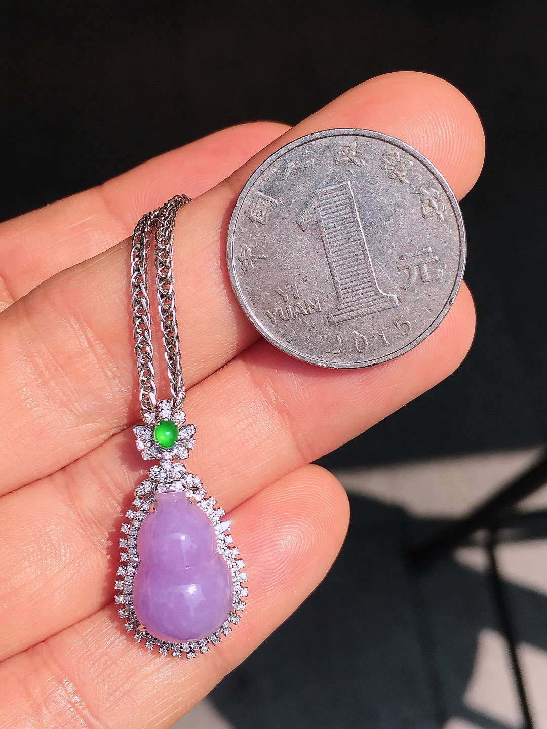 紫罗兰葫芦吊坠，色泽均匀艳丽，玉质细腻，荧光感超
强，饱满圆润，尽显优雅气质，18k
金豪华镶嵌