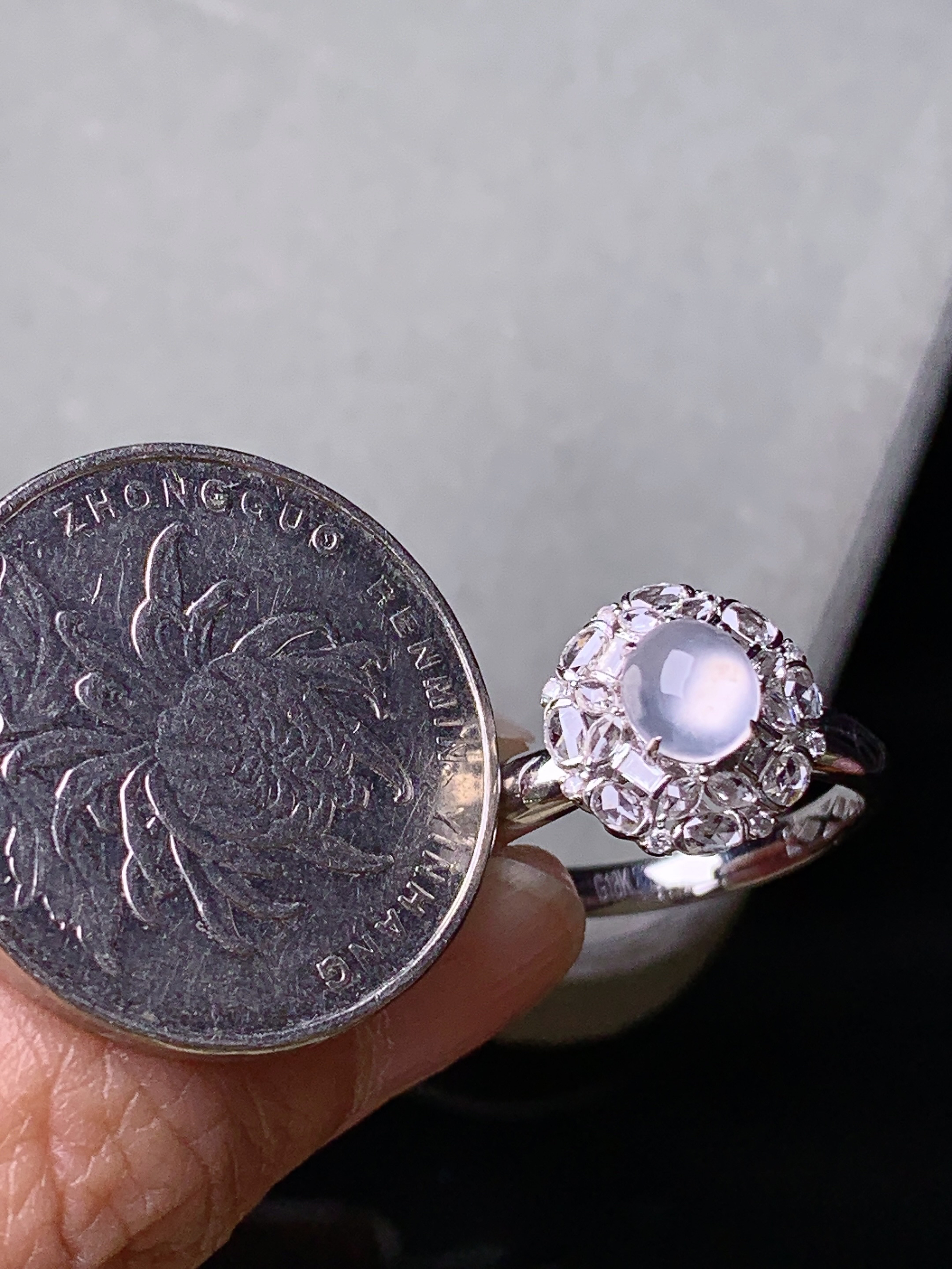 18k金钻镶嵌冰种蛋面戒指 玉质细腻 色泽艳丽清新 水润亮眼 圈口14.5 整体尺寸11.6*11*9.2m3