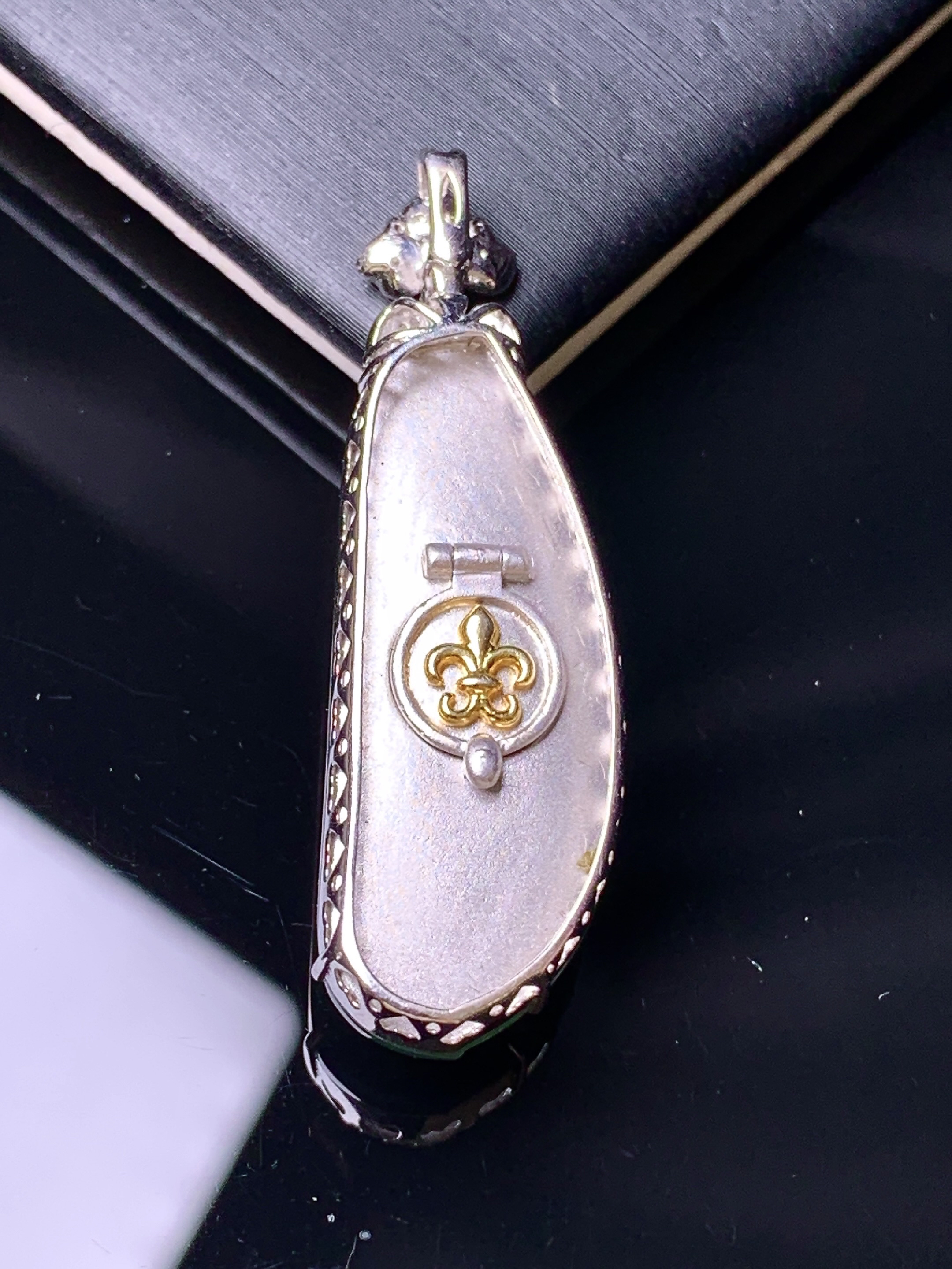 18k金钻镶嵌翠绿四季豆吊坠 玉质细腻 色泽艳丽 整体尺寸38.6*12*8yz