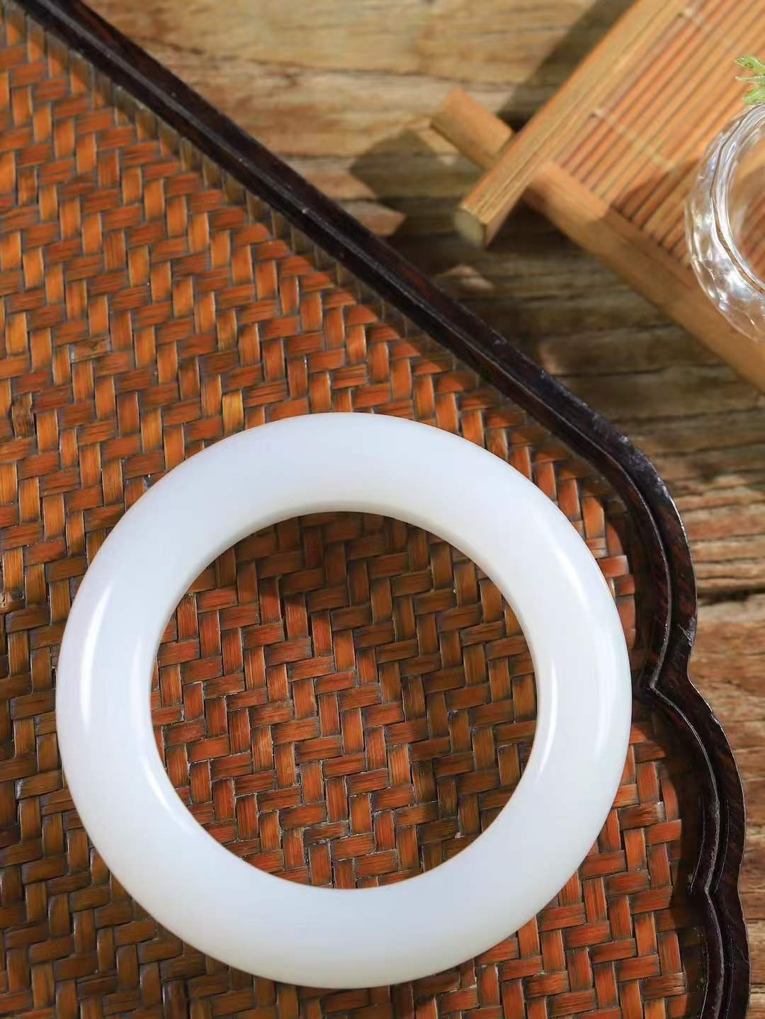 [温润如玉.手镯]

收藏级臻品️和田玉白玉手镯。玉质温润细腻 油性十足 手感舒适，高华雅逸，线条流畅，简约大气，美自天成，素雅高贵。佩戴于腕间，婉约之美，举手投足间透出那份低调奢华。重99.6克 内径52mm尺寸15.3-12.8mm78361214T