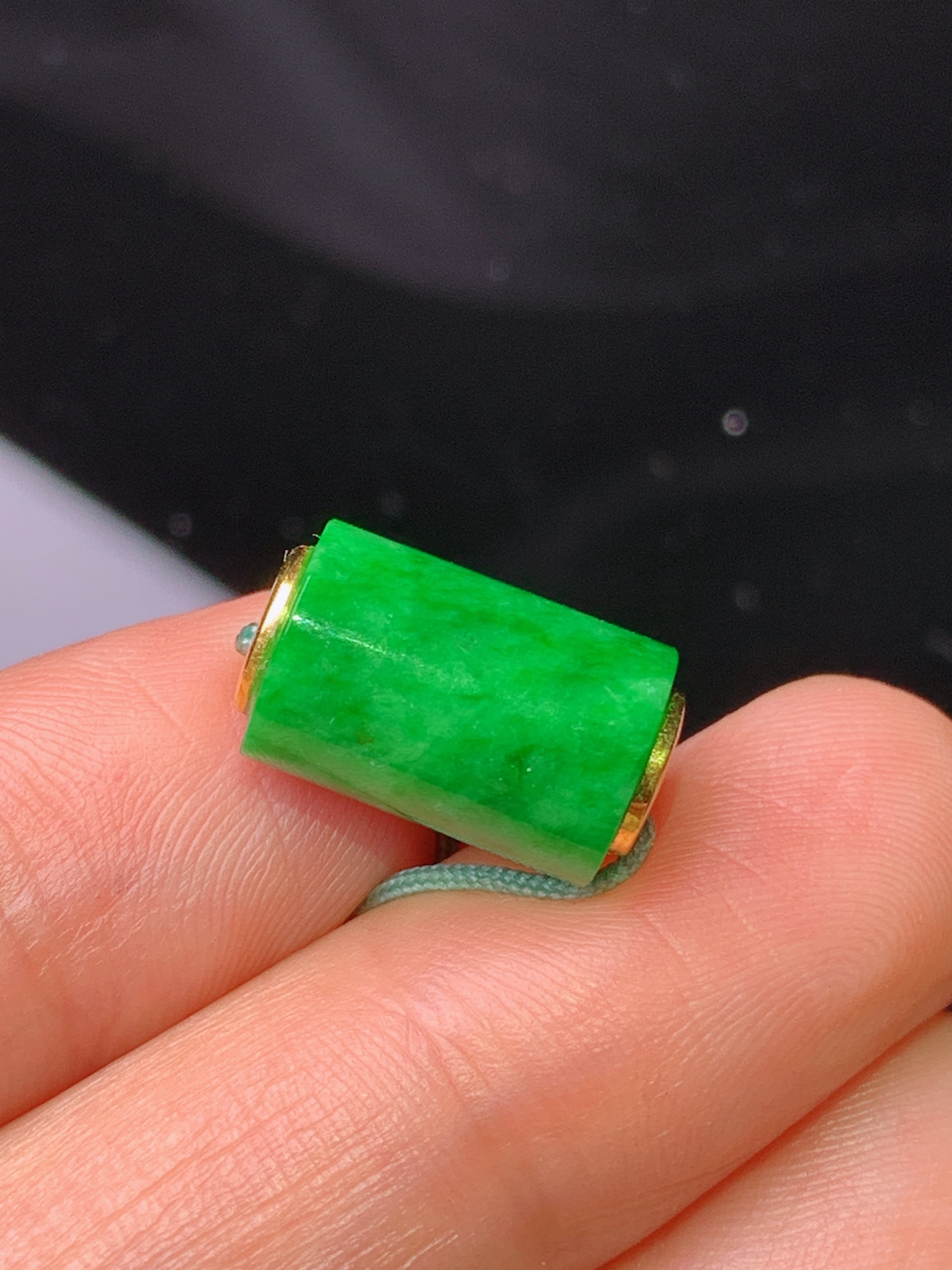 18k金镶嵌翠绿路路通吊坠 玉质细腻 色泽艳丽清新 水润亮眼 整体尺寸12.5*12.5*8.5