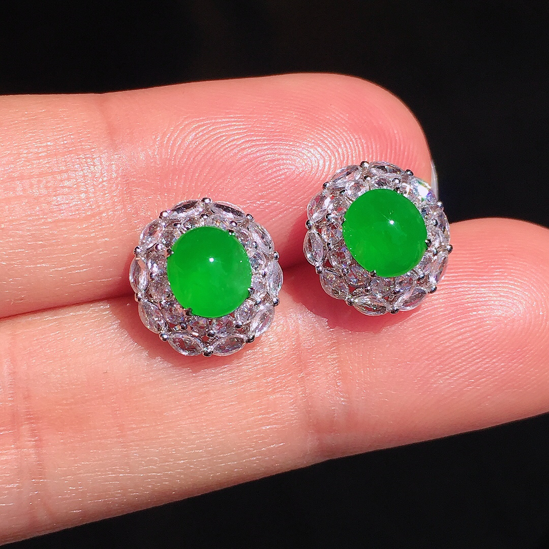 阳绿蛋面耳钉，色泽均匀艳丽，玉质细腻，荧光感超
强，饱满圆润，尽显优雅气质，18k
金豪华镶嵌