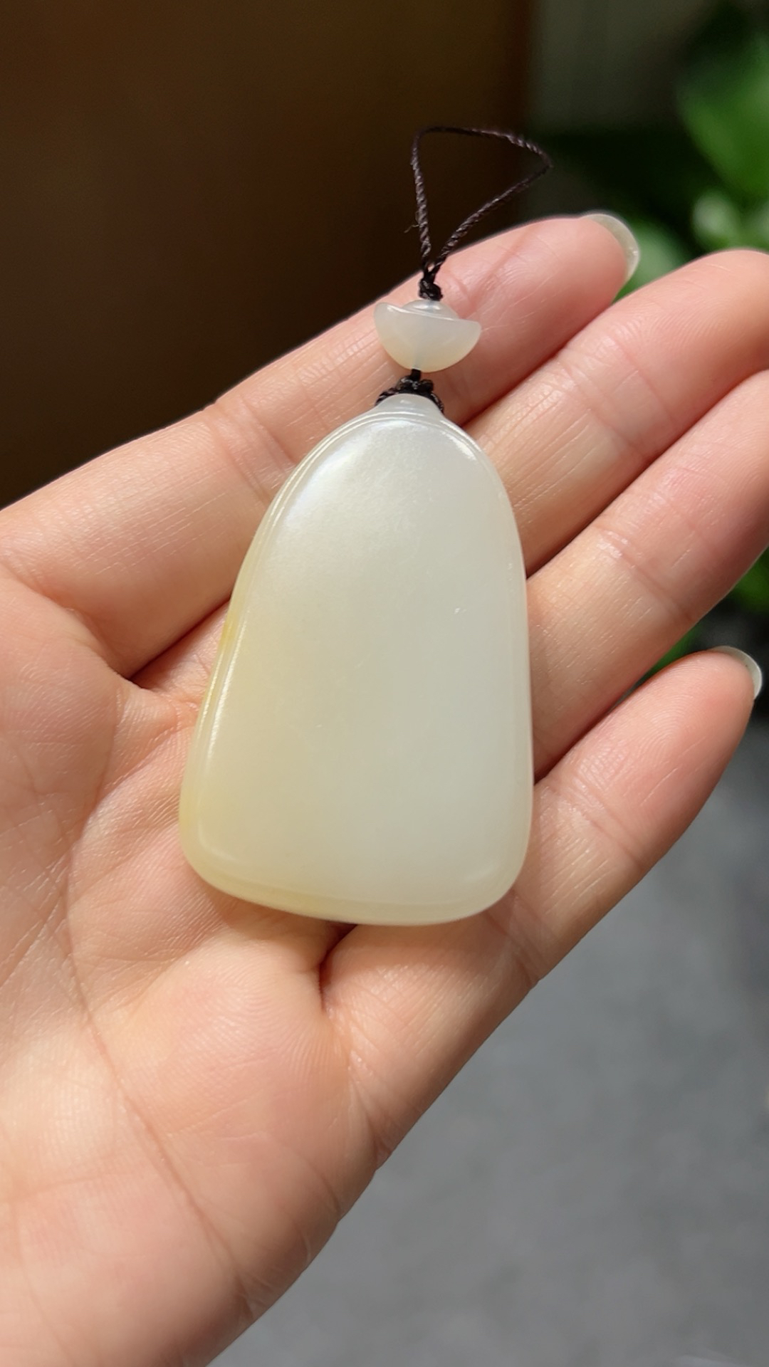 籽料｜满皮｜平安无事牌

重30.4克 尺寸51*32*11m m