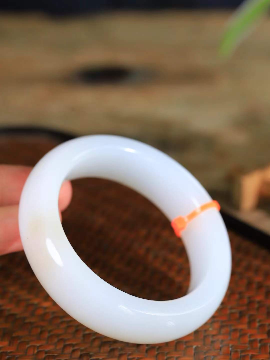 【婉约佳人.镯】

精品和田玉白玉手镯，玉质细腻，触感温润，佩戴它，感受玉石的温度与自然的灵性，让每一天都充满诗意与美好。重96克  尺寸55-17.6-10.7mm  11351333T