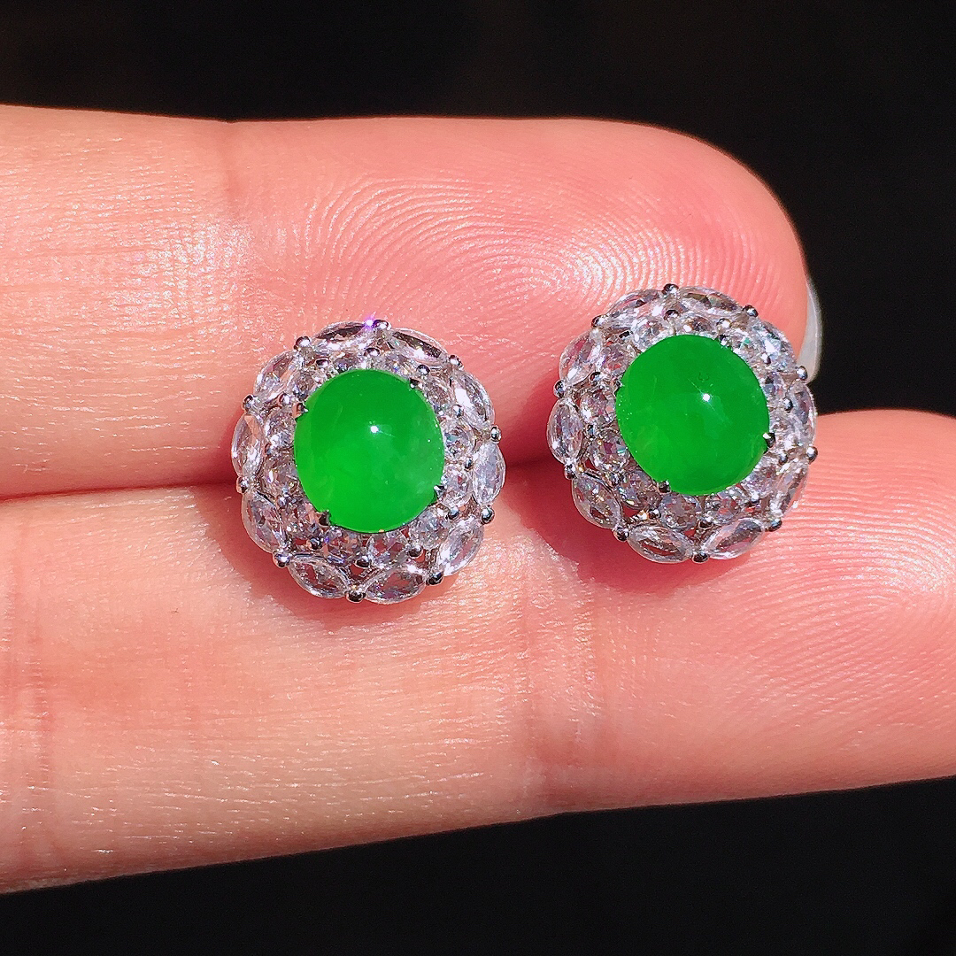 阳绿蛋面耳钉，色泽均匀艳丽，玉质细腻，荧光感超
强，饱满圆润，尽显优雅气质，18k
金豪华镶嵌