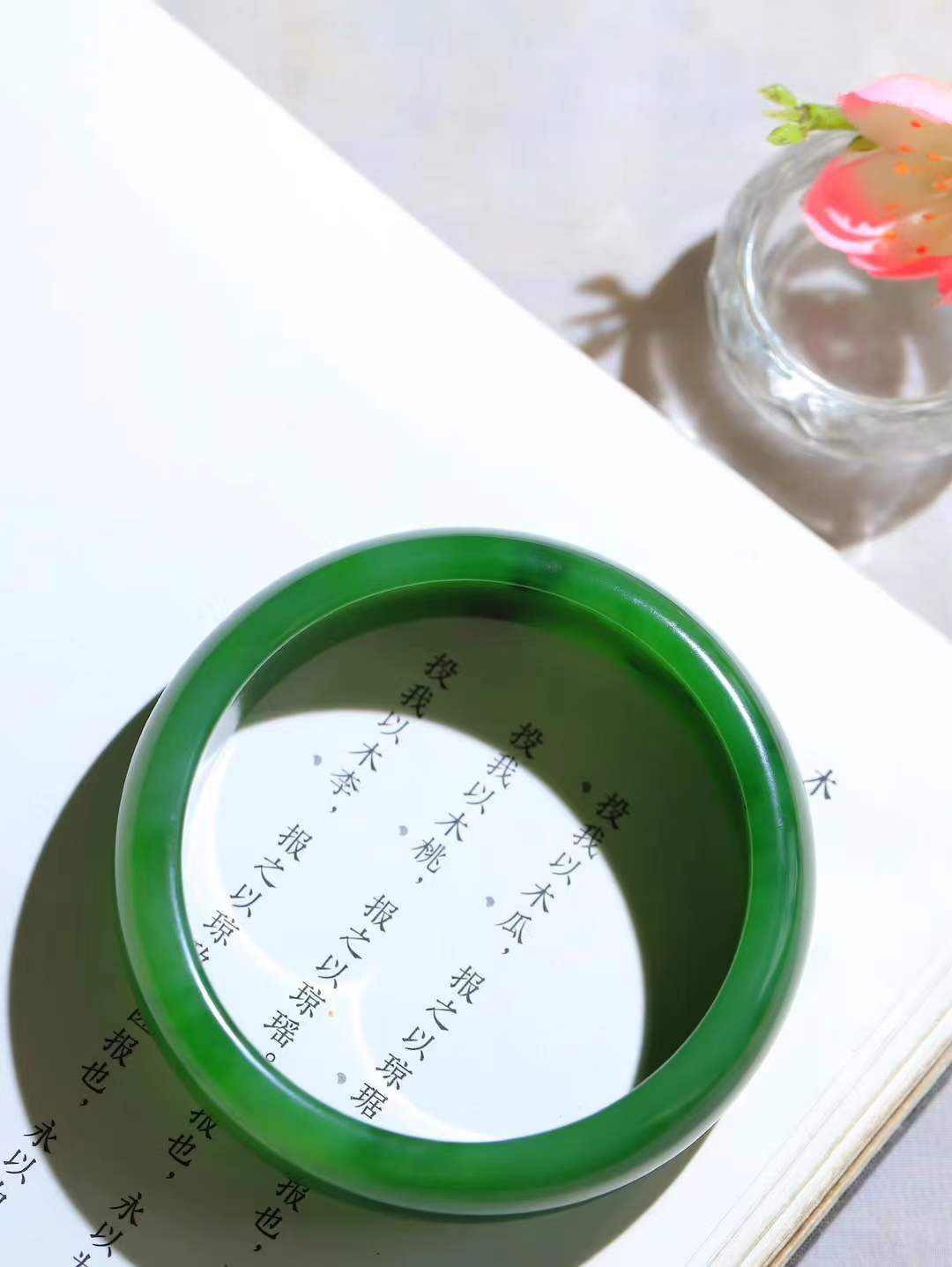 （碧色荡漾.手镯）

精品和田玉碧玉手镯，灼灼其华想像靓妆淡伫 ，腕间绿意跳脱冰壶莹，坐间静对，姑射仙姿潇洒处，艳冶最奇料子，油润滋腻镯型饱满，手感上佳。重78克   内径59.5mm尺寸19-7.6mm  24371213T