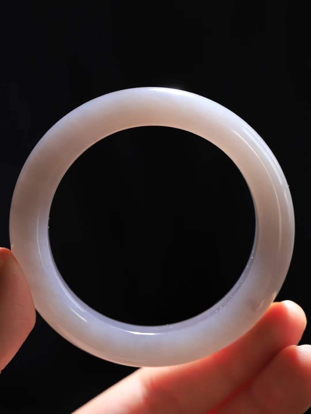 （柔情素语.手镯）

精品和田玉烟紫手镯，玉质细腻，手感温润，光泽柔和，寓意高贵、华丽、祥瑞、喜庆 ，寓意着会带来一派祥和之气！重59.6克   内径54mm尺寸12-10mm  78341279T