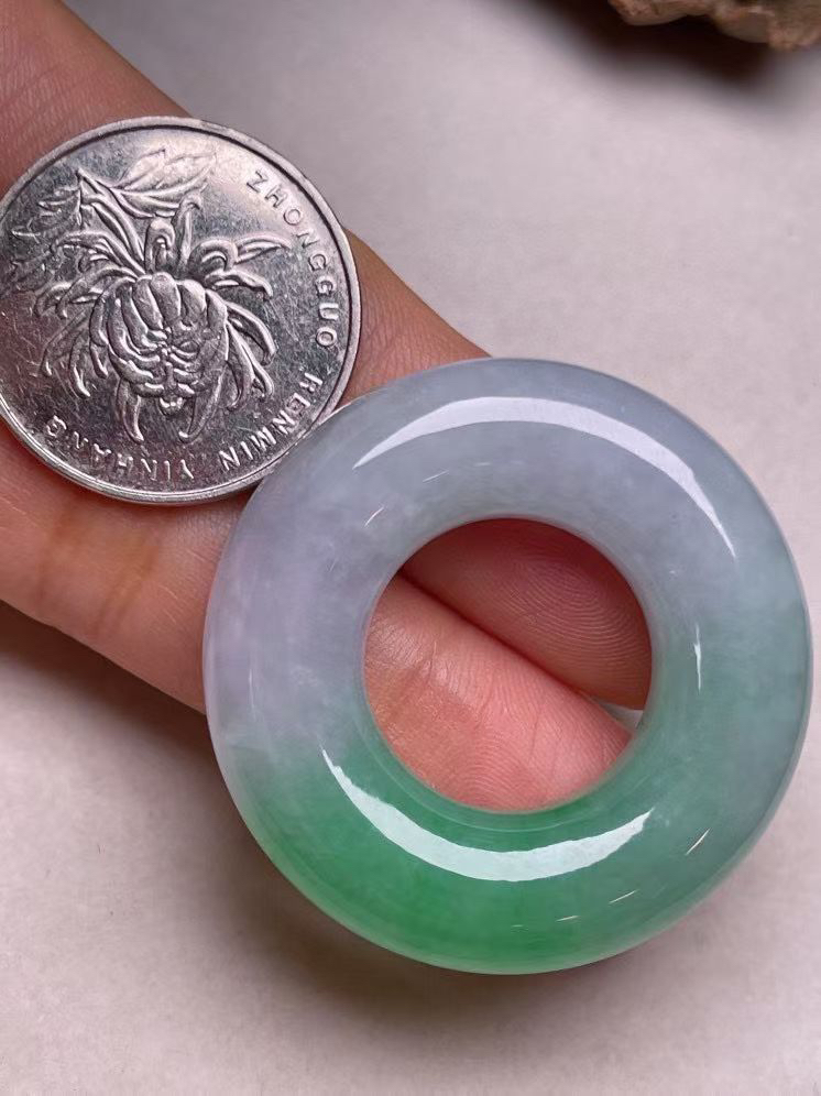 冰糯种飘绿【平安扣】吊坠，种水好、玉质细腻 ，卖相好.