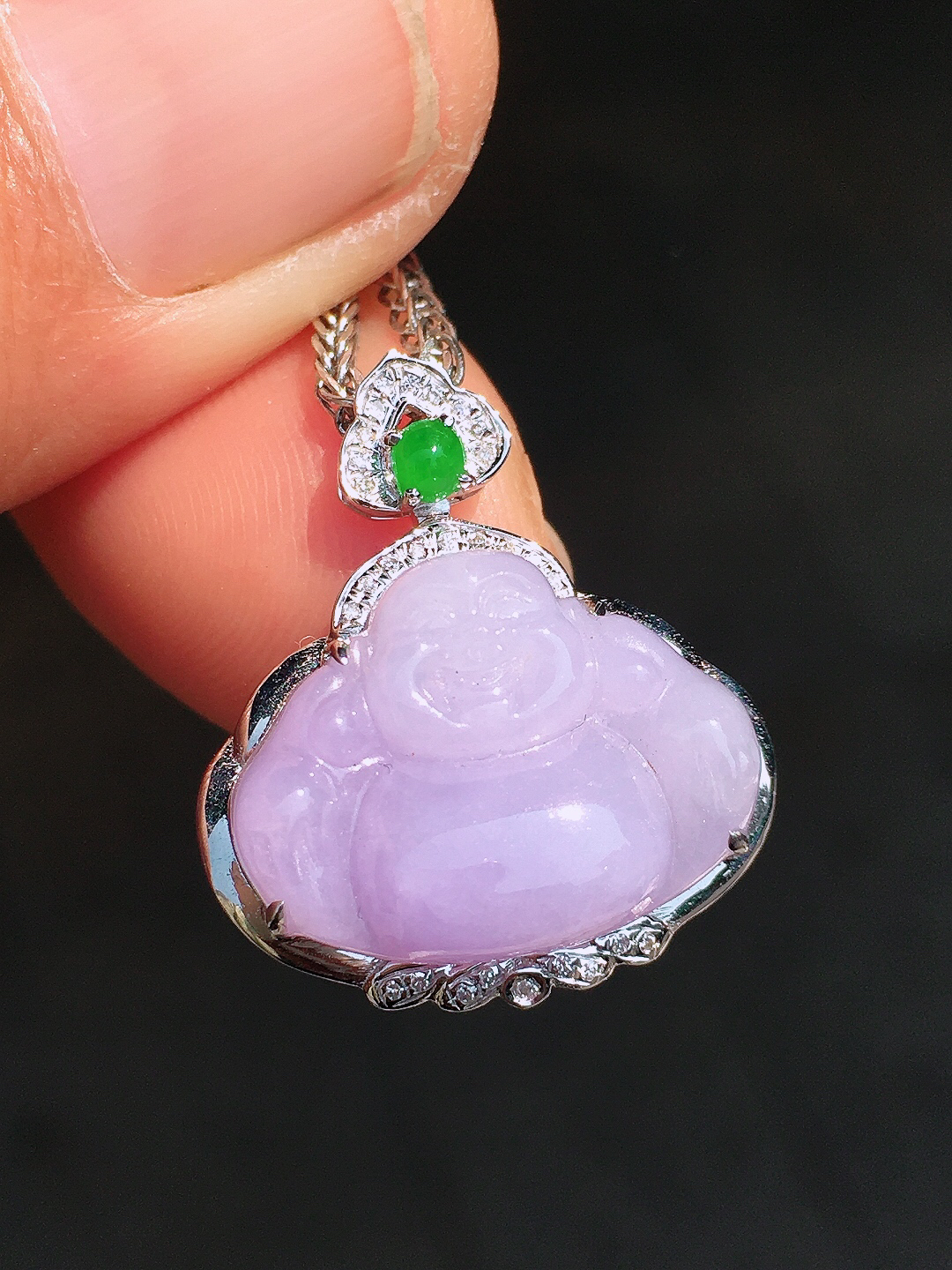 紫罗兰佛公吊坠，色泽均匀艳丽，玉质细腻，荧光感超
强，饱满圆润，尽显优雅气质，18k
金豪华镶嵌