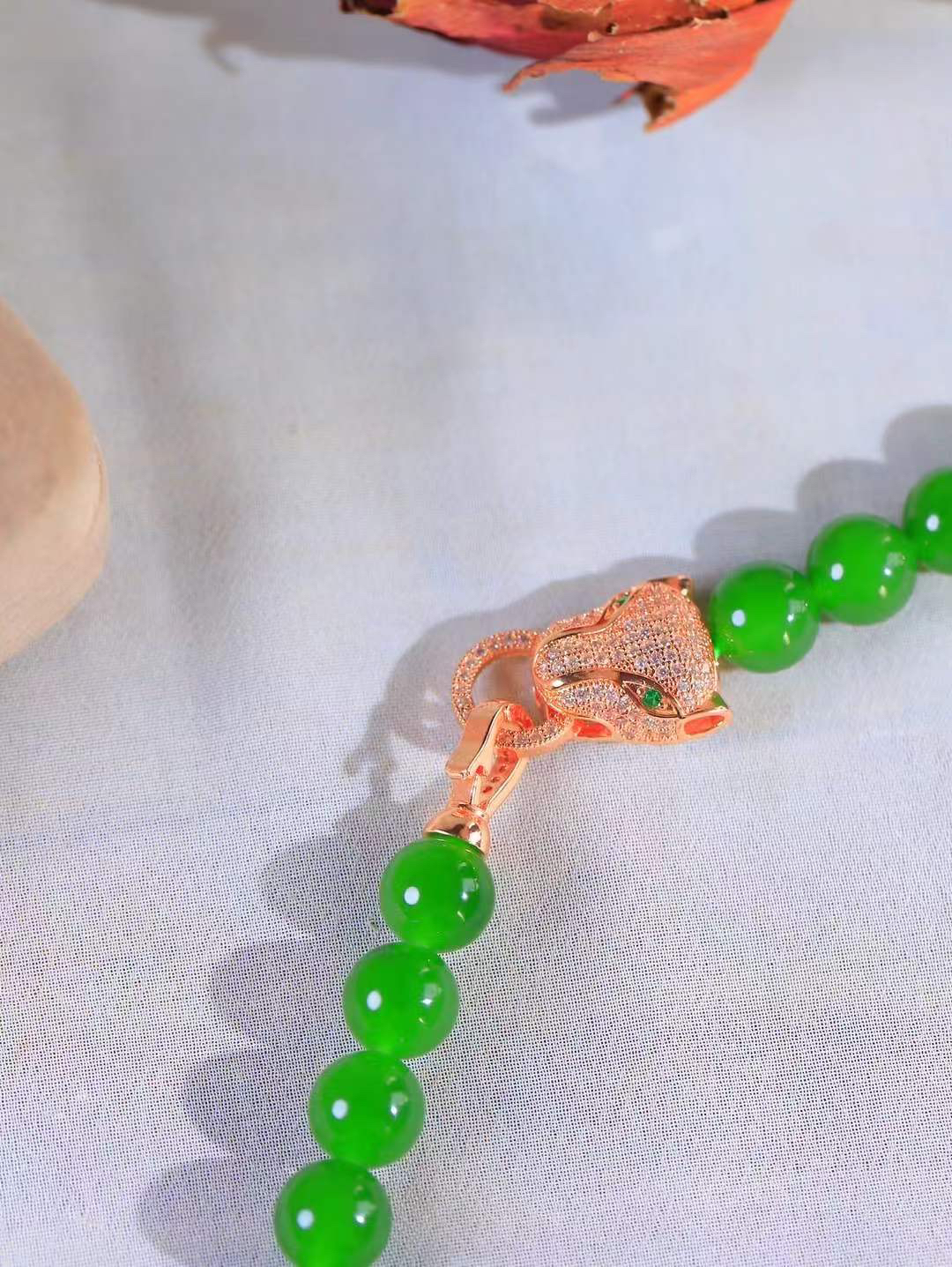 【珠圆玉润.项链】

精品️和田玉碧玉珠圆玉润项链 玉质温润细腻  整串打磨圆润，佩戴舒适。珠珠落玉盘，间关莺语花底滑，一生美好时光，无论身在何处，都有它相伴相守。事事顺遂，幸福美满，吉祥如意。重68克 尺寸取一9.4mm  36301233T