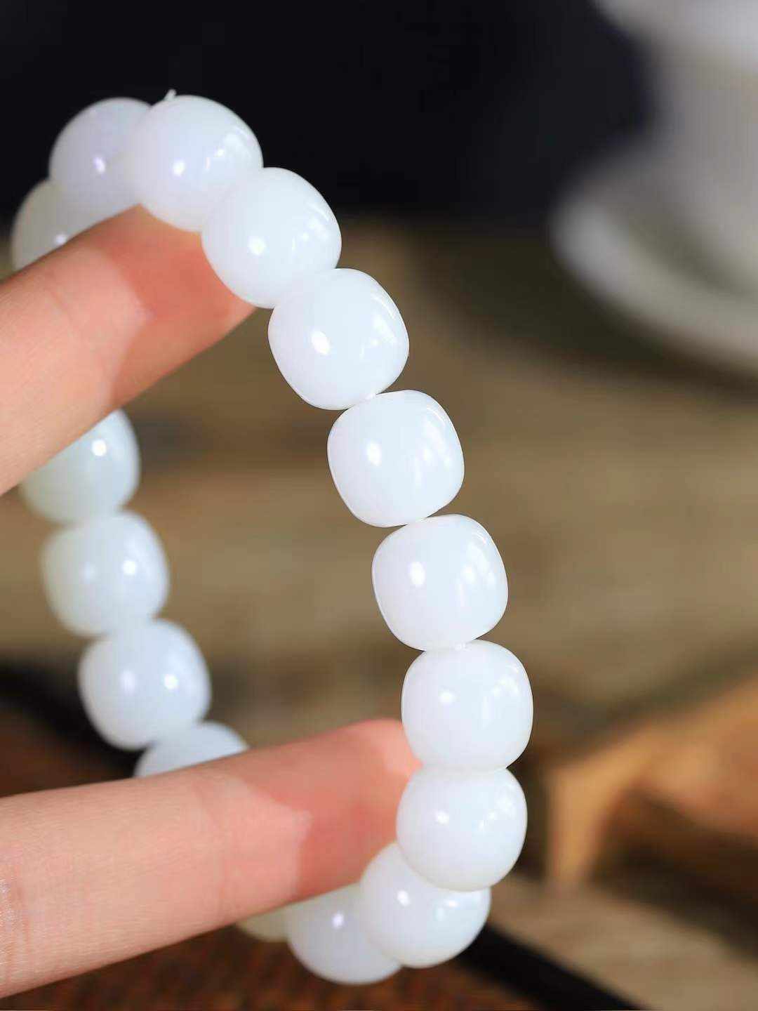 （老型珠.手串）

货头精选  和田玉白玉老型珠手串，玉质细腻油润 饱满光滑 质朴无华，悠远简单，人心境界远，百世修炼深，心灵常驻善意持，觉悟人生百世修  重59.2克    尺寸取一12.6-12.6mm    10381268T