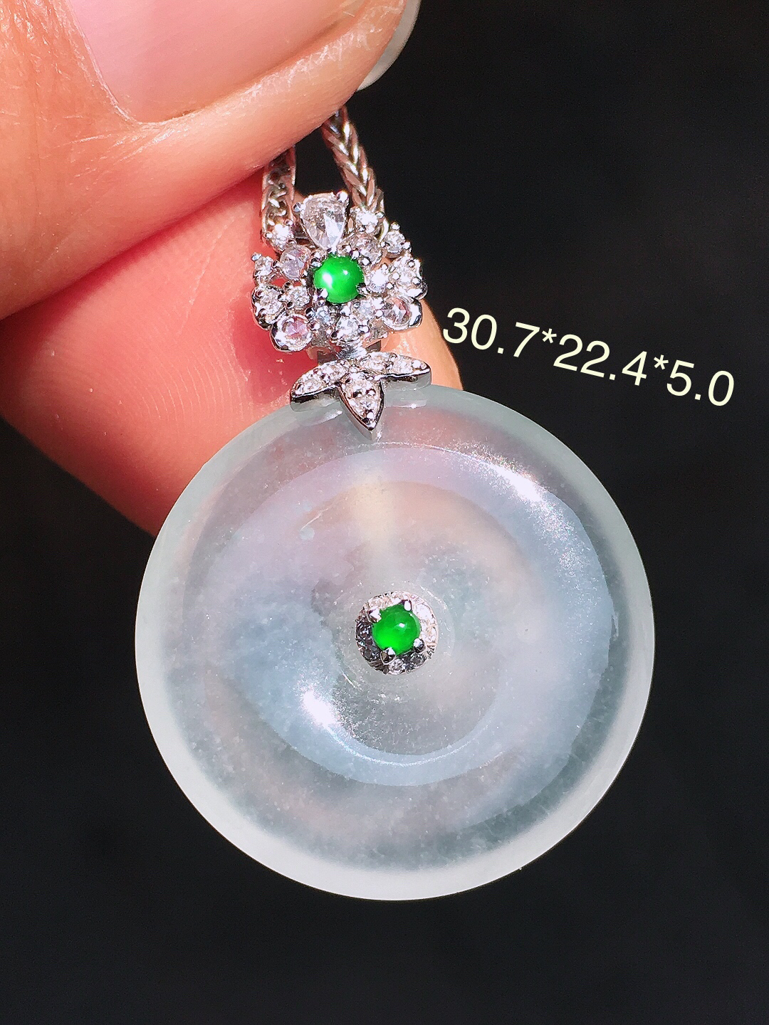 冰种平安扣吊坠，玉质细腻，荧光感超
强，饱满圆润，尽显优雅气质，18k
金豪华镶嵌