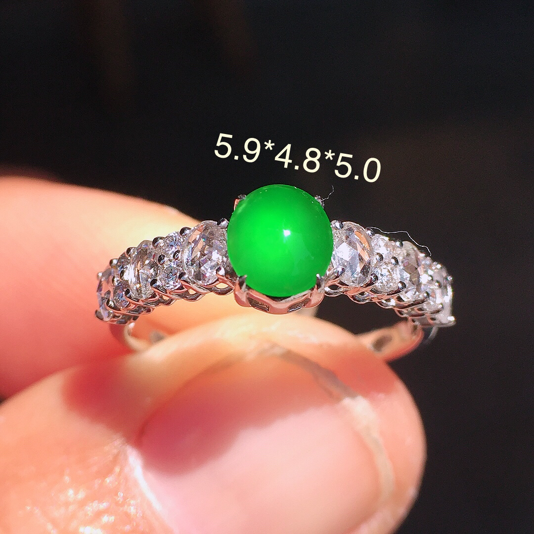 阳绿蛋面戒指，色泽均匀艳丽，玉质细腻，荧光感超
强，饱满圆润，尽显优雅气质，18k
金豪华镶嵌