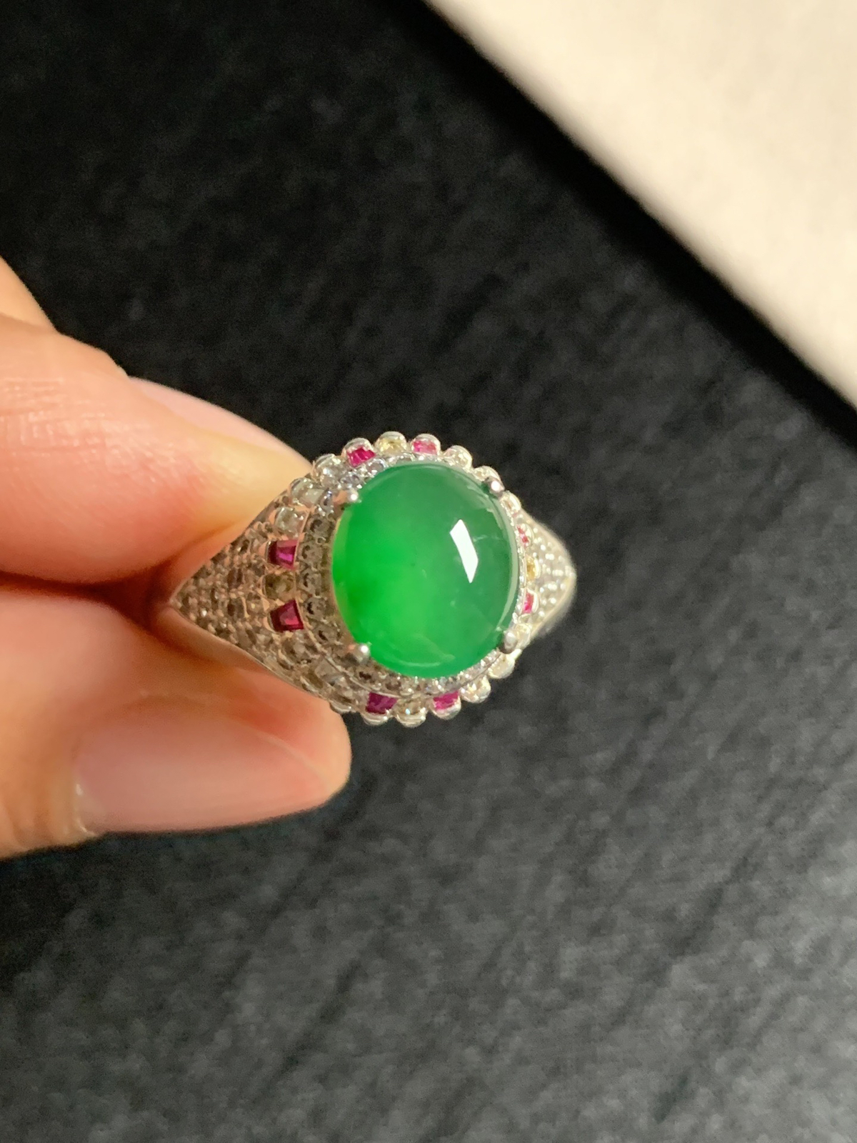 高冰阳绿戒面
种好色好品相好，色泽浓郁，老坑种冰透水灵