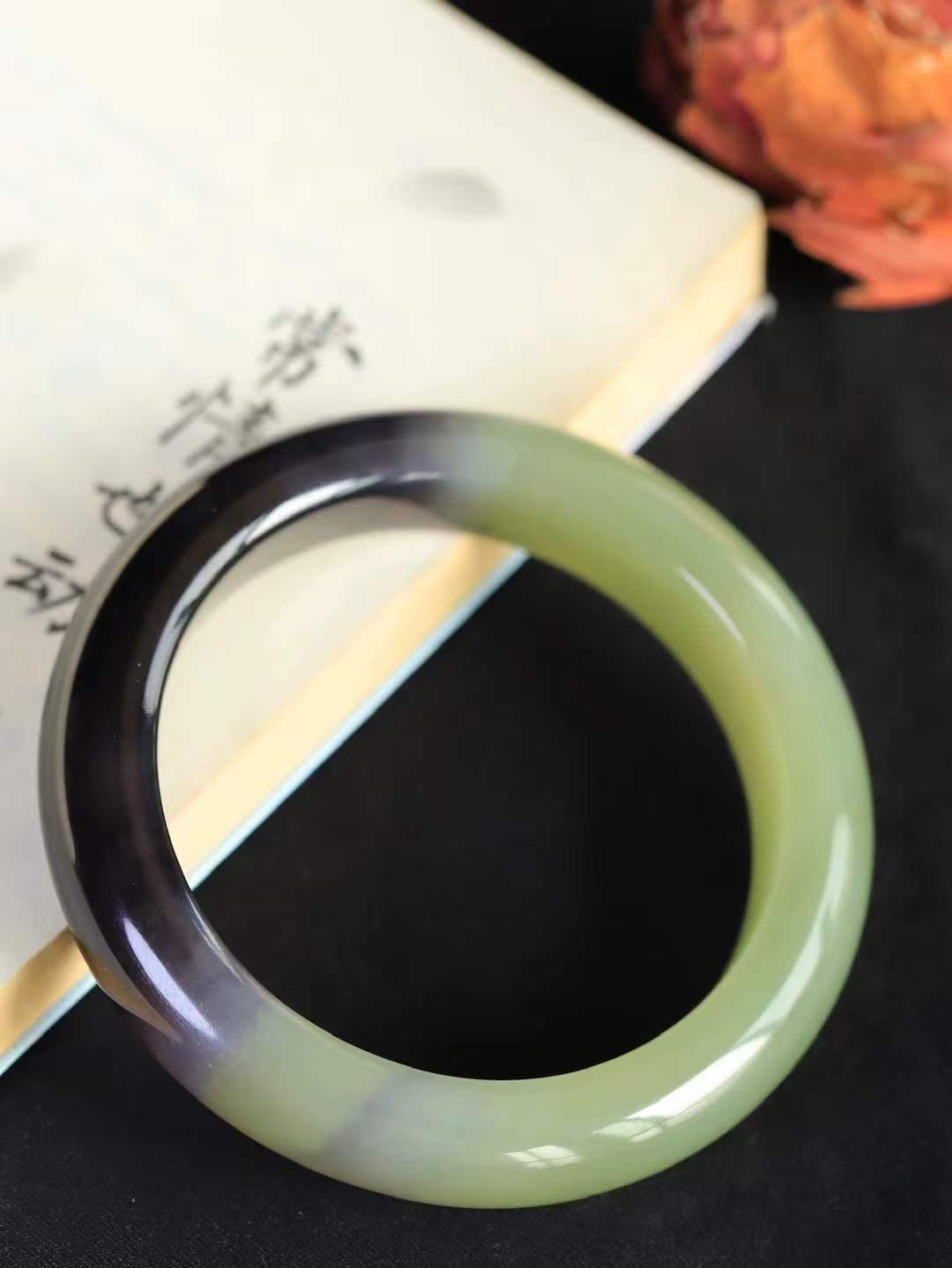 （一见倾心.手镯）

精品和田玉晴水烟紫双色手镯，玉质温润细腻 油性十足 手感舒适，高华雅逸，线条流畅，简约大气，美自天成，素雅高贵。佩戴于腕间，婉约之美，举手投足间透出那低调奢华。重78.8克 尺寸58.5-14.3-10.2mm17371230T