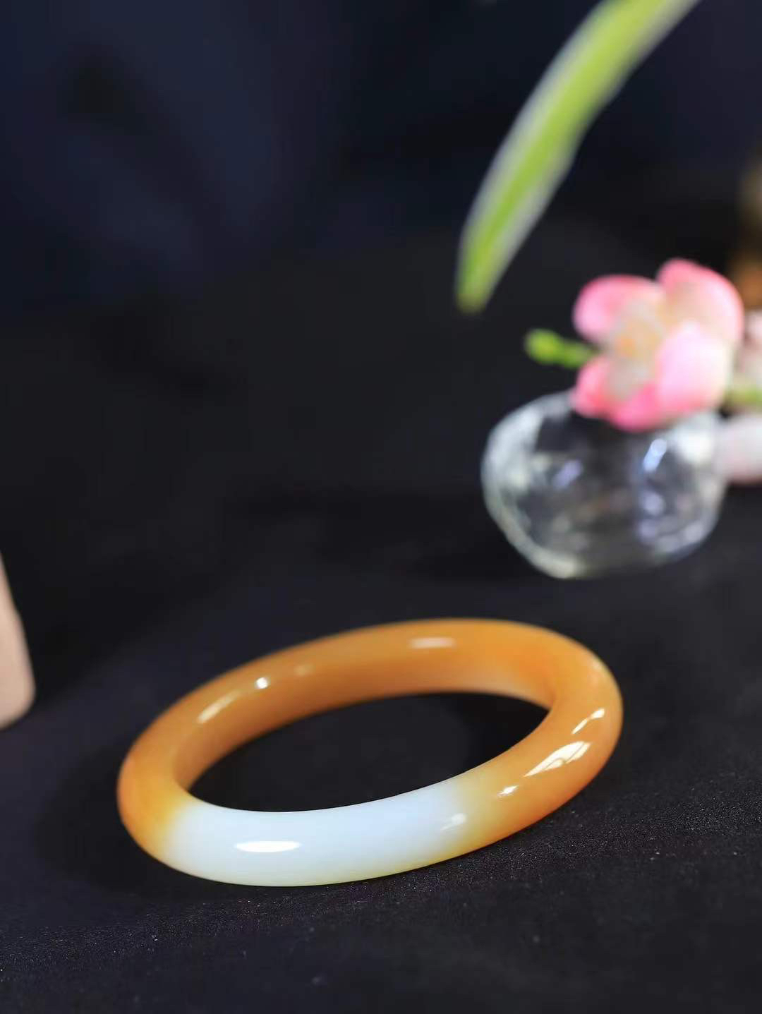 【暖玉生香·手镯】

精品和田玉糖白玉手镯，质地油润细腻，色泽高贵典雅，镯型古朴典雅。在诗情画意的雨巷相遇，你是我腕间的一抹风情，有你眸有深情，清风荡漾湖间静水，我愿俯身低眉，在烟波涟漪处，寻你深情倩影。内径56mm尺寸10.4-9.1mm重48克fDL-18301200